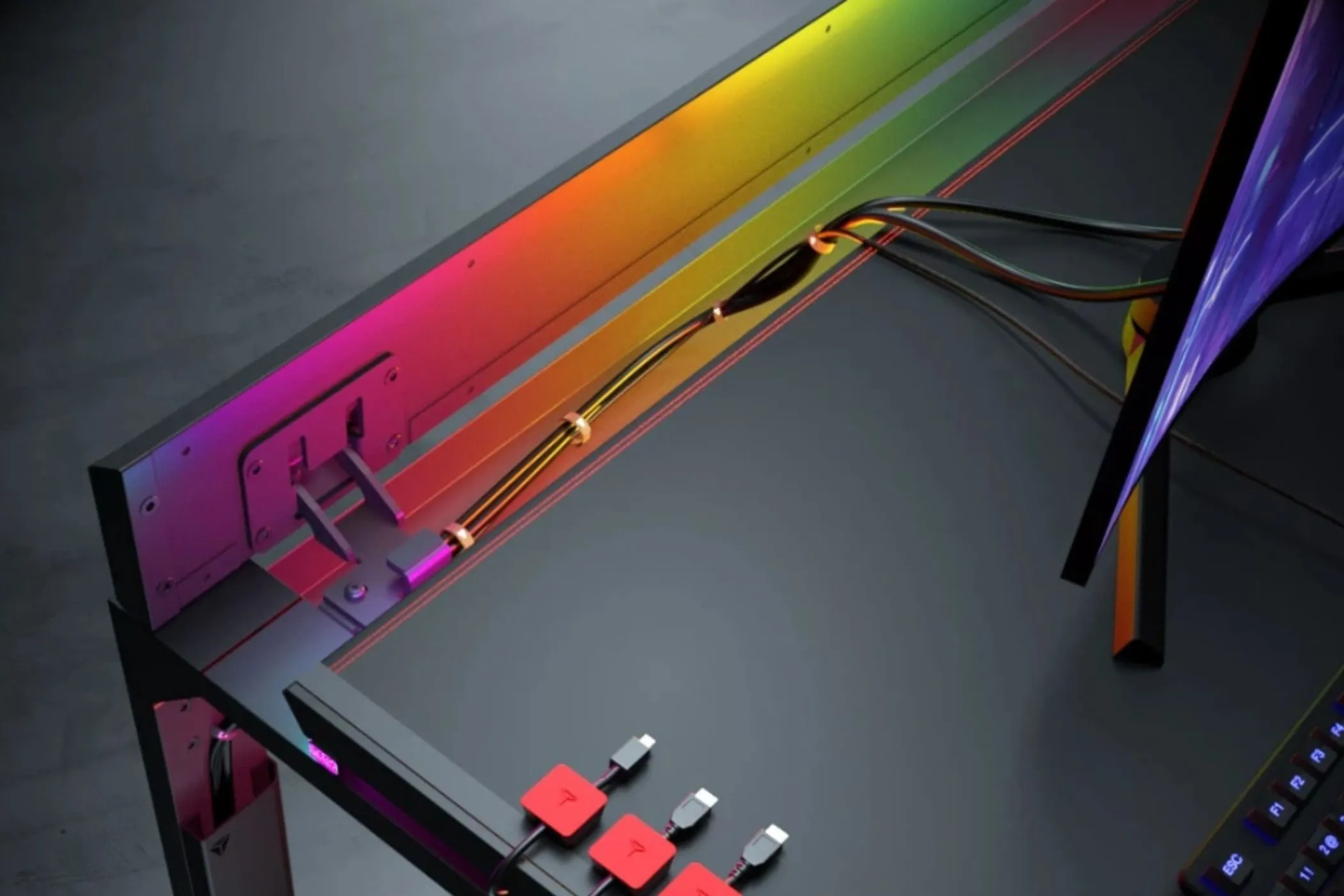 Hệ thống quản lý cáp Secretlab Magnus Pro gọn gàng với các dây cáp được giấu kín và đèn RGB, minh họa giải pháp quản lý dây hiệu quả cho bàn làm việc công nghệ.