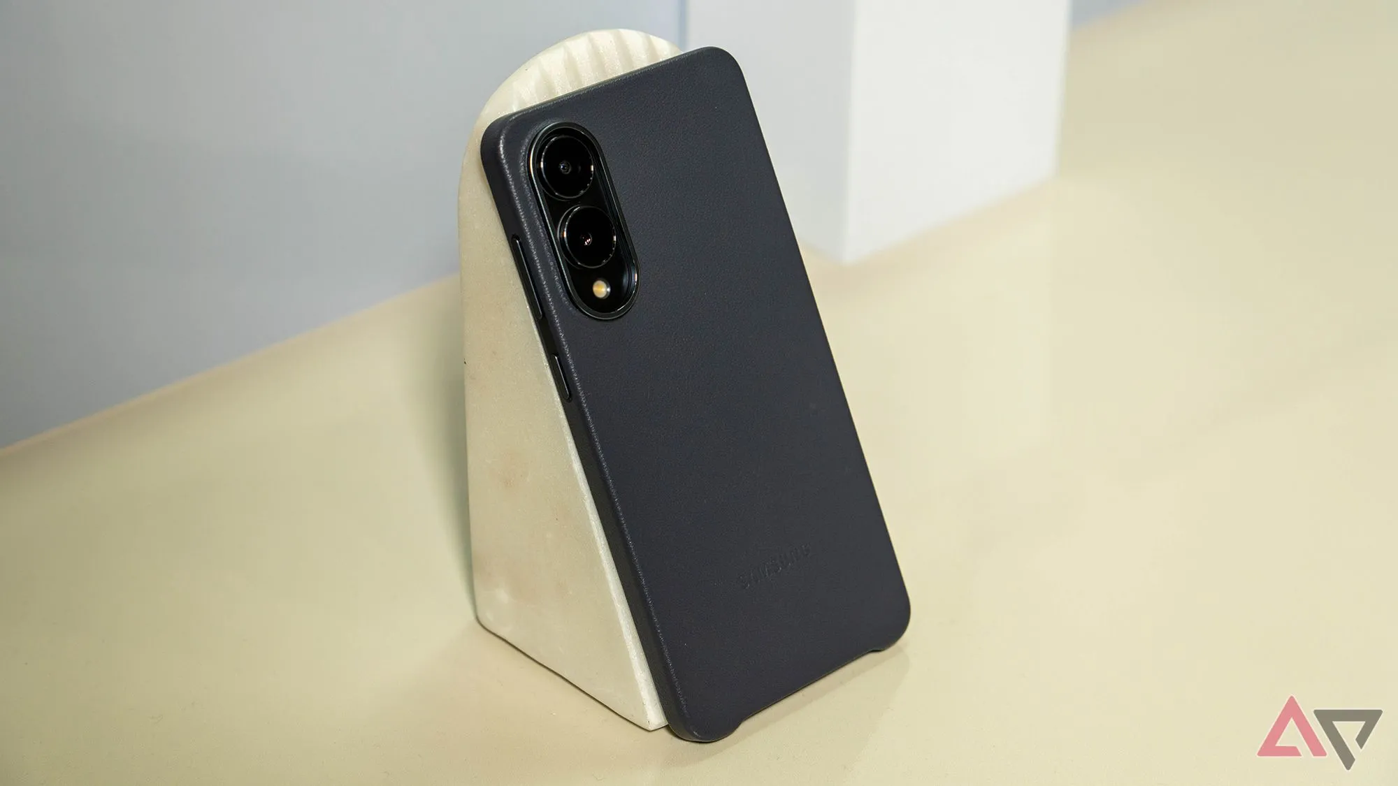 Hình ảnh cận cảnh một góc điện thoại Samsung Galaxy S25 Edge màu xanh, minh họa cho phiên bản Edge trong dòng sản phẩm.