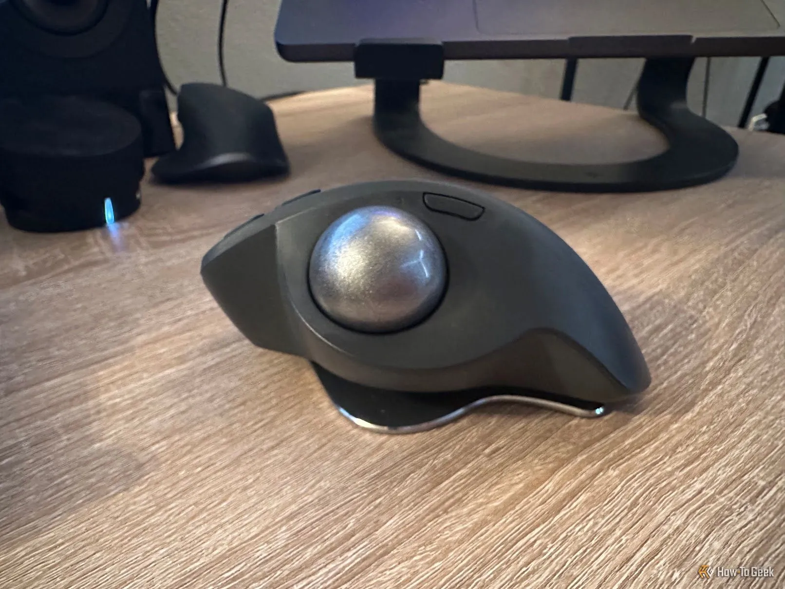 Hình ảnh chuột trackball Logitech MX Ergo S đặt trên bàn làm việc.