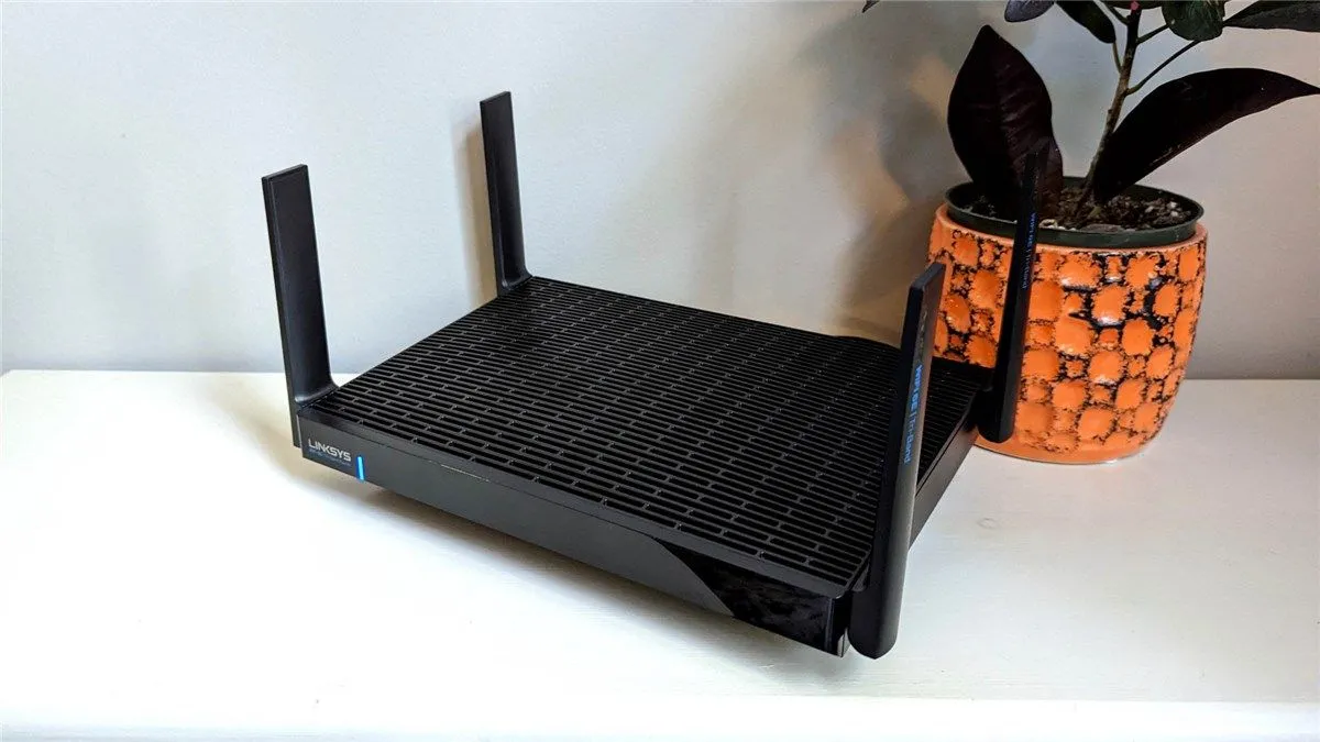 Hình ảnh một router không dây biểu tượng của bảo mật Wi-Fi.