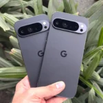 Hình ảnh so sánh kích thước Google Pixel 9 Pro và Google Pixel 9 XL trong tay