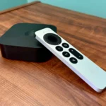 Hình ảnh thiết bị Apple TV 4K cùng chiếc điều khiển Siri Remote trên nền bàn gỗ, minh họa cho khả năng giả lập game