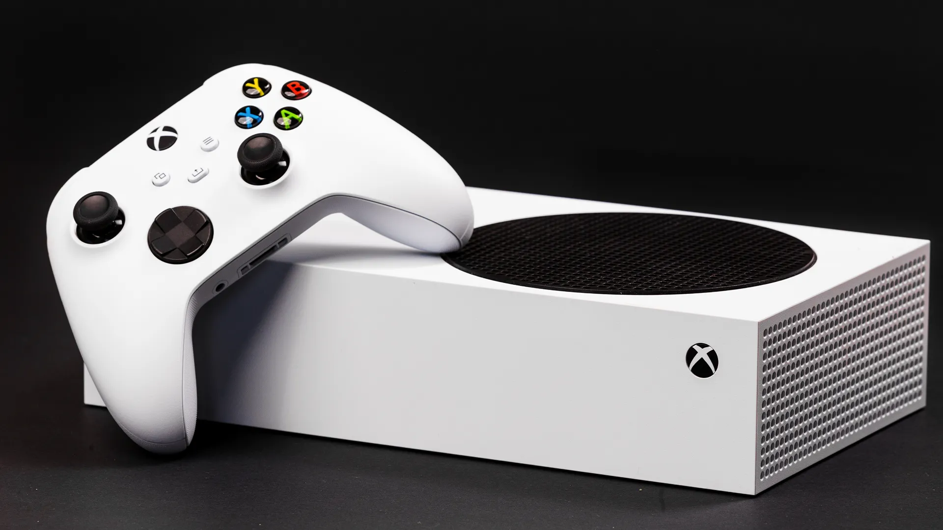 Hình ảnh Xbox Series S và tay cầm, đại diện cho nền tảng console mà các nhà phát triển game đang cân nhắc hỗ trợ.