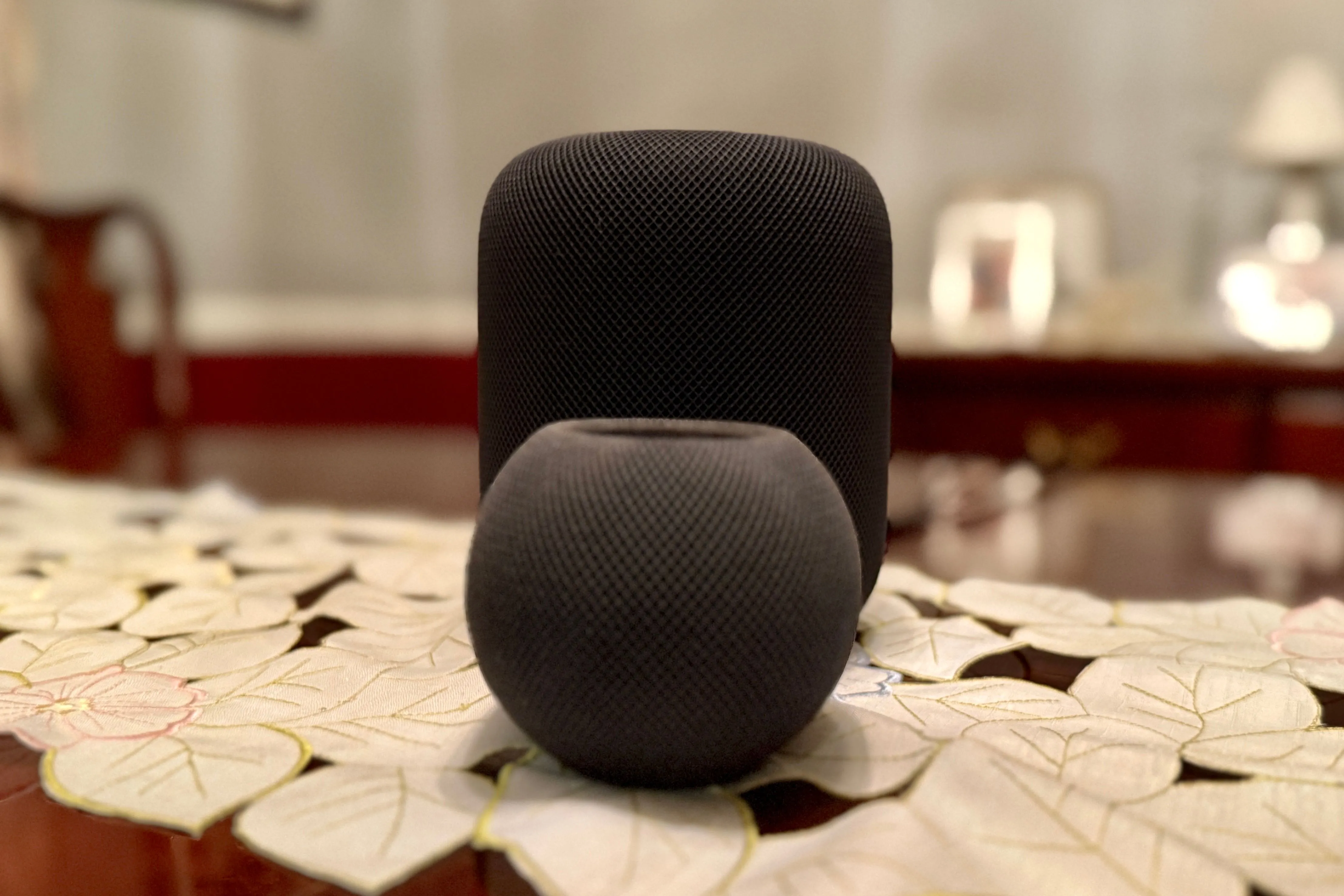 HomePod mini phía trước HomePod cỡ lớn để thể hiện sự khác biệt về kích thước