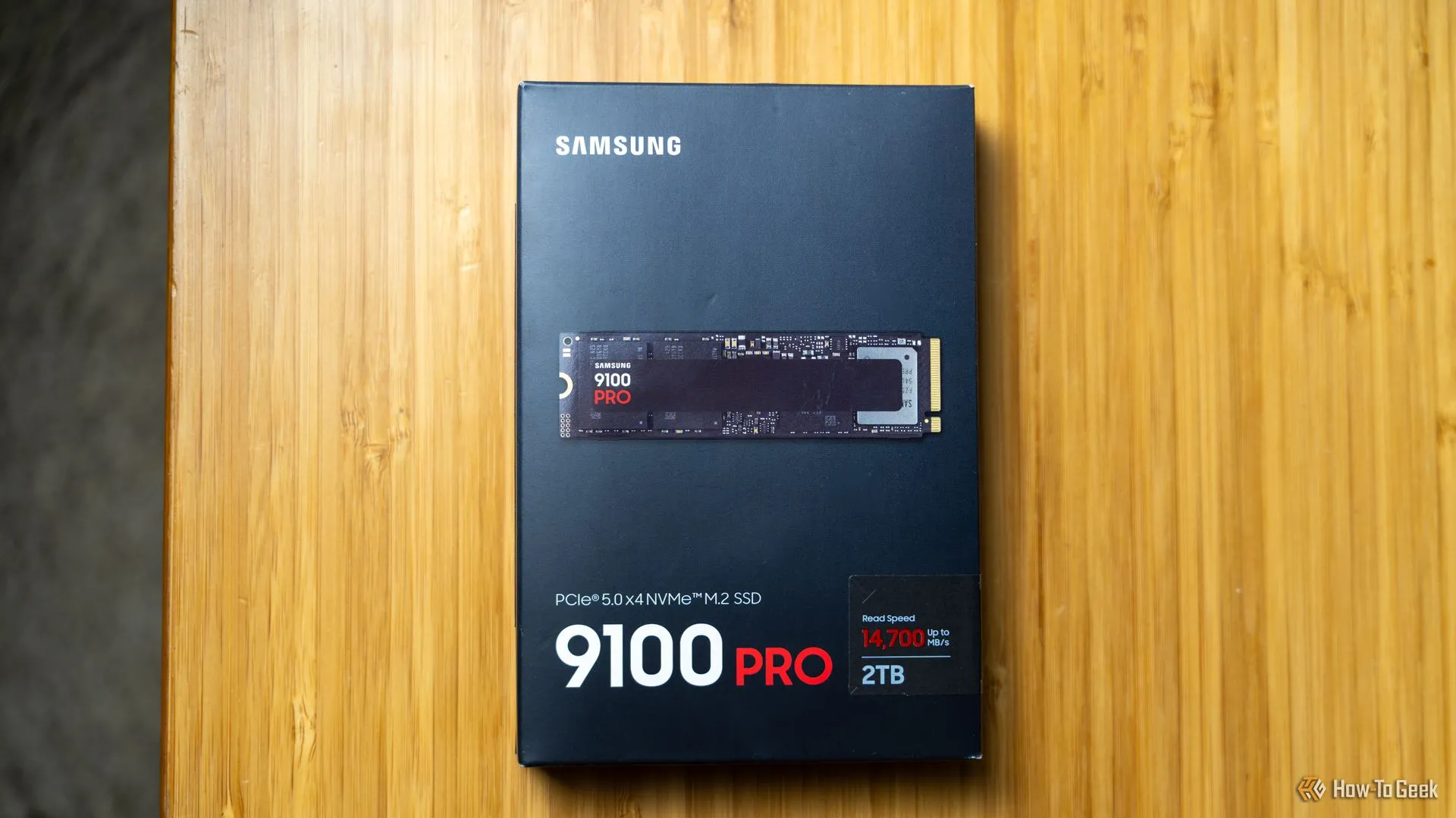 Hộp đóng gói của Samsung 9100 PRO NVMe SSD trên bàn làm việc