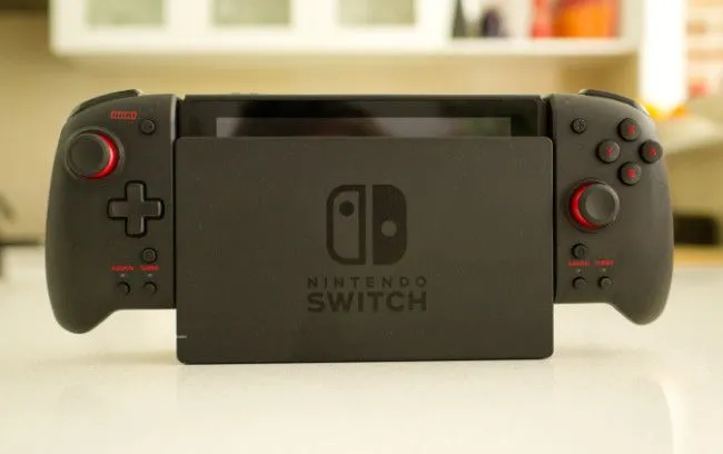 Hori Split Pad Pro gắn trên Nintendo Switch, cho thấy kích thước lớn hơn và công thái học cải thiện.