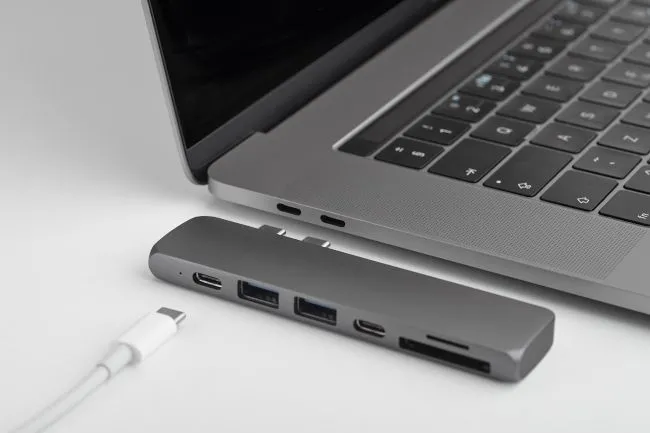 Hub USB-C đa năng với nhiều cổng kết nối cho laptop, máy tính bảng