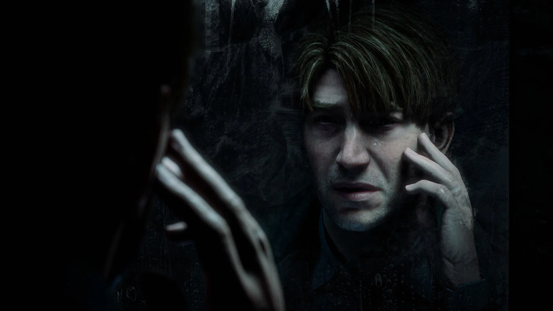James Sunderland nhìn chằm chằm vào gương trong Silent Hill 2 (2024), một cảnh game kinh dị với đồ họa được nâng cấp.