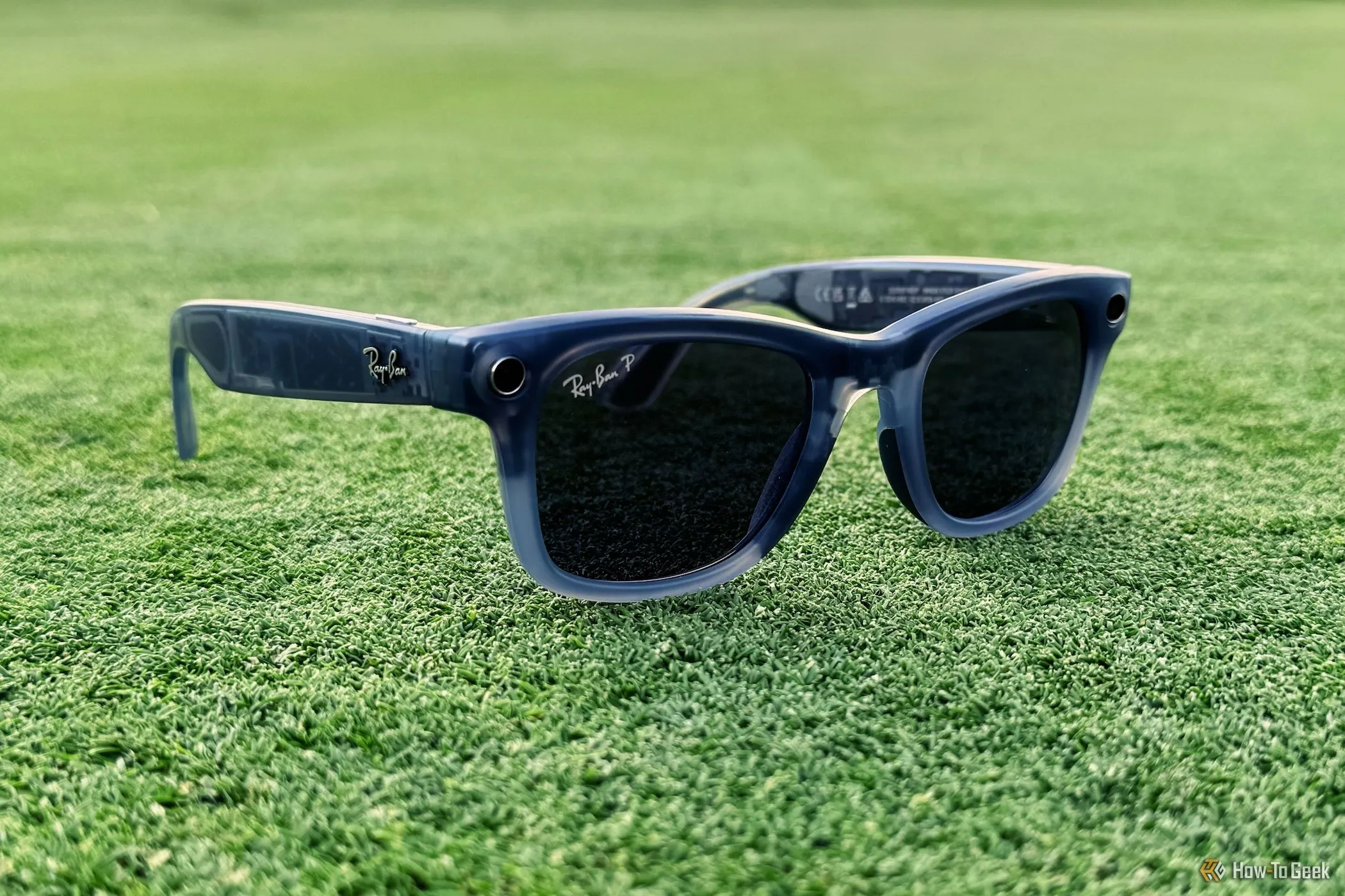 Kính thông minh Ray-Ban Meta nằm trên bãi cỏ
