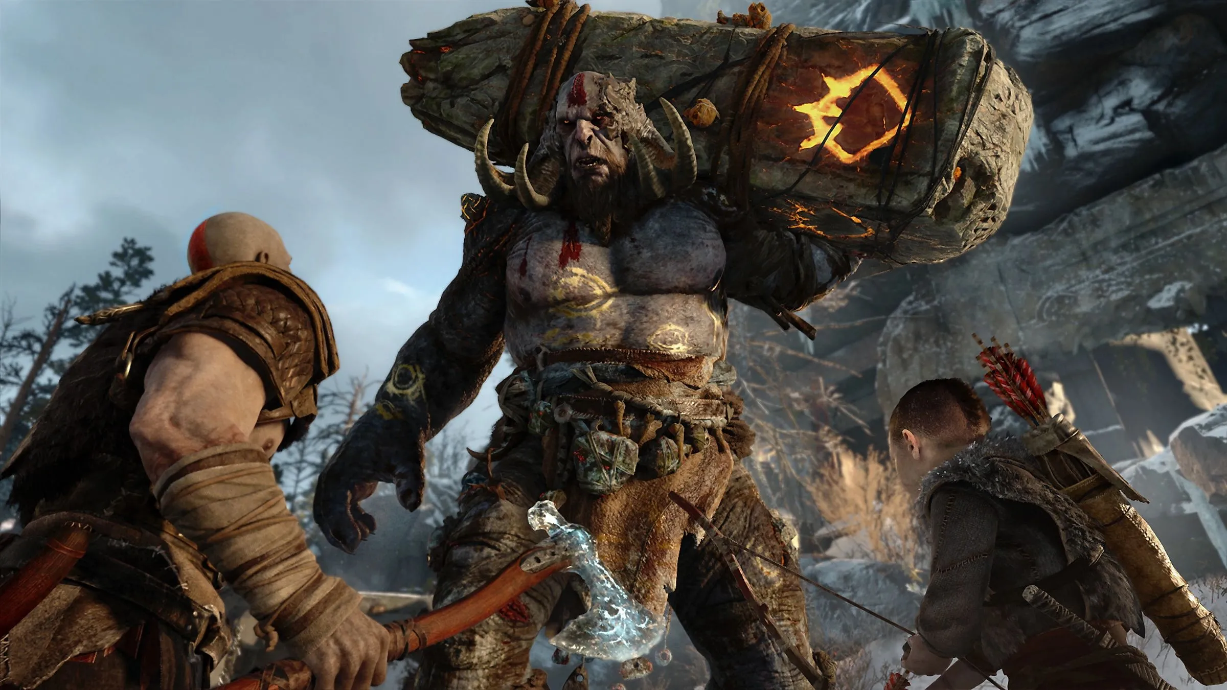 Kratos và Atreus chiến đấu chống lại quái vật trong game God of War, một ví dụ điển hình về game độc quyền của PlayStation cần được đưa lên PS Plus từ ngày đầu phát hành.