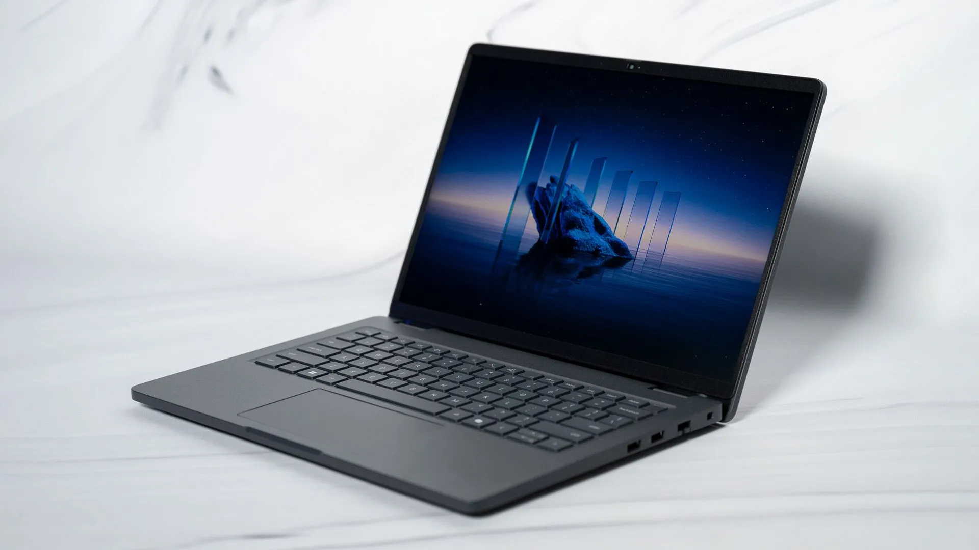 Laptop Dell Pro 14 với thiết kế sang trọng và hiện đại