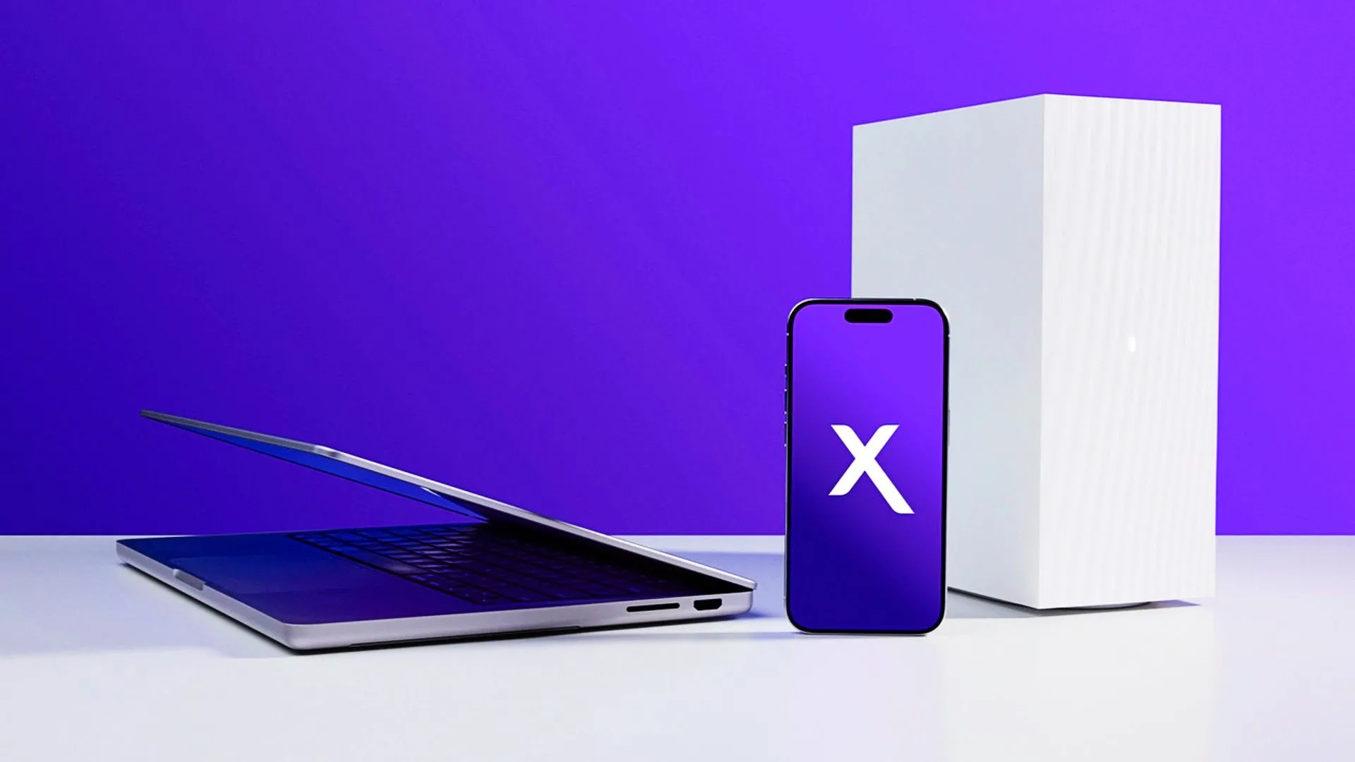Laptop, điện thoại và case PC với biểu tượng Xfinity