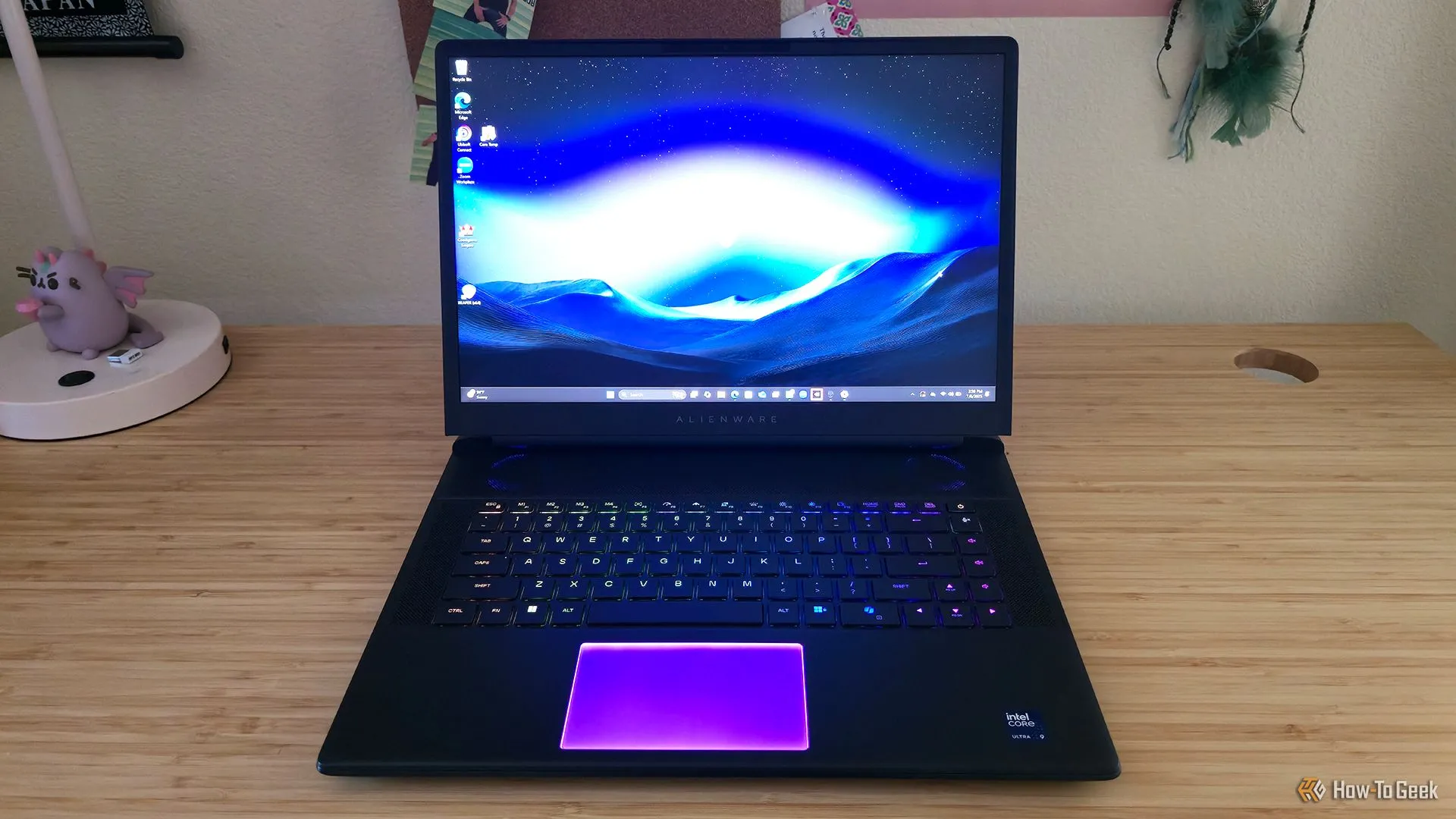 Laptop gaming Alienware 16 Area-51 (2025) đang mở màn hình Windows