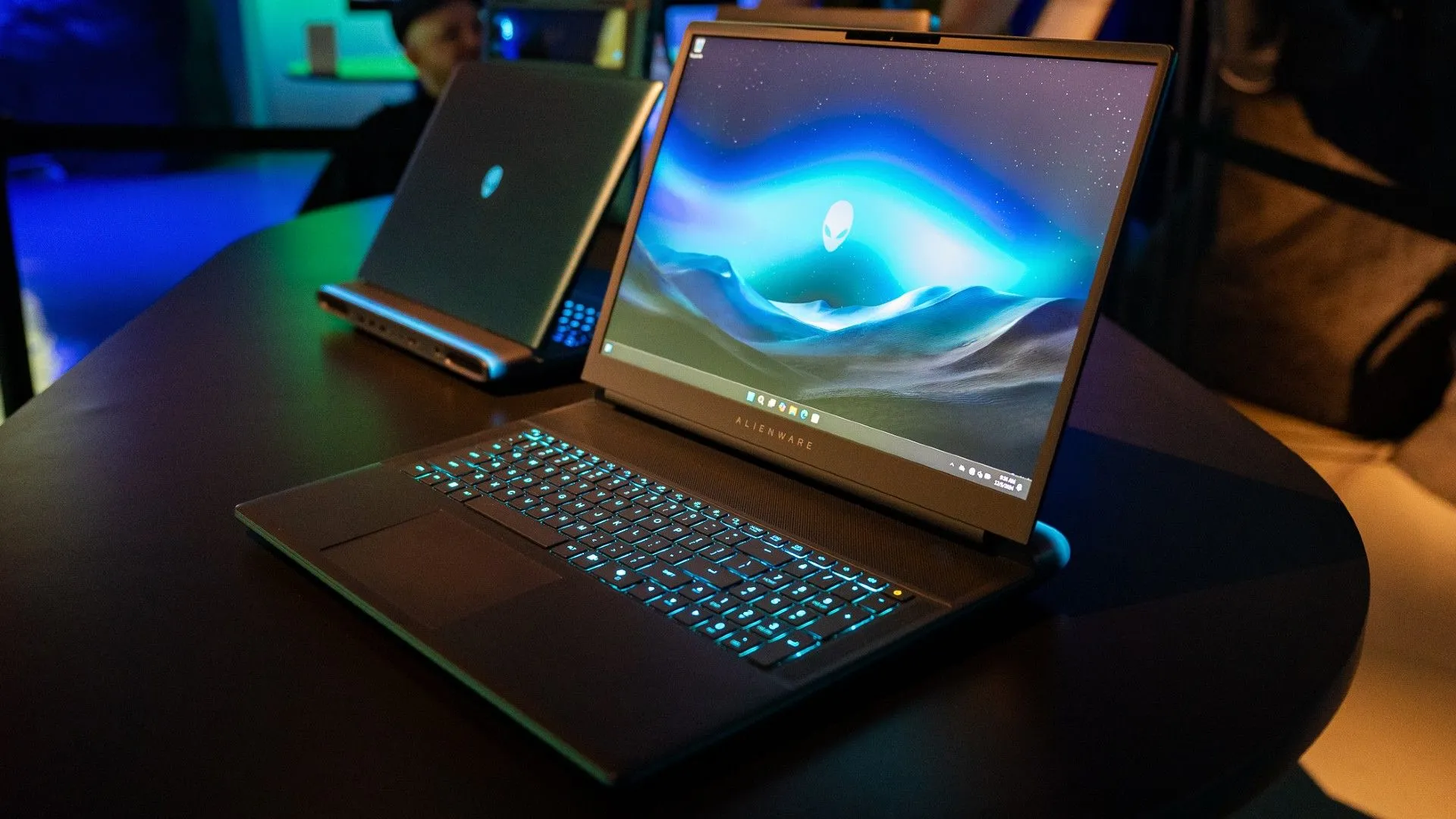 Laptop gaming Alienware 18 Area-51 với màn hình và bàn phím rực rỡ