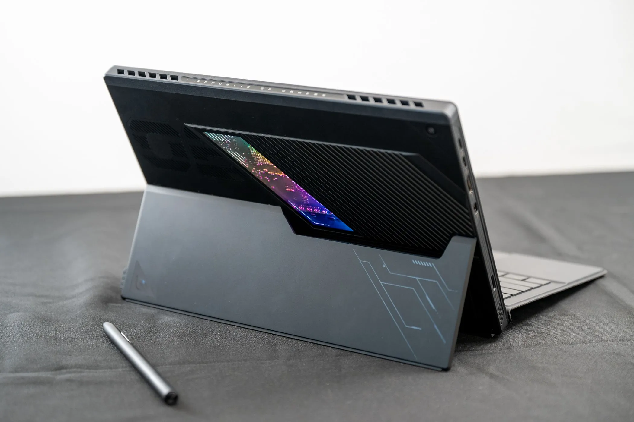 Laptop gaming chuyển đổi ASUS ROG Flow Z13 đời 2025