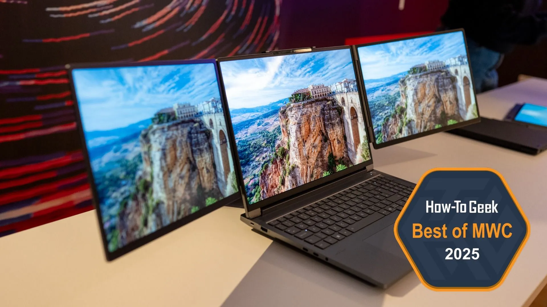 Laptop kết hợp với màn hình kép Lenovo Magic Bay Dual Display.