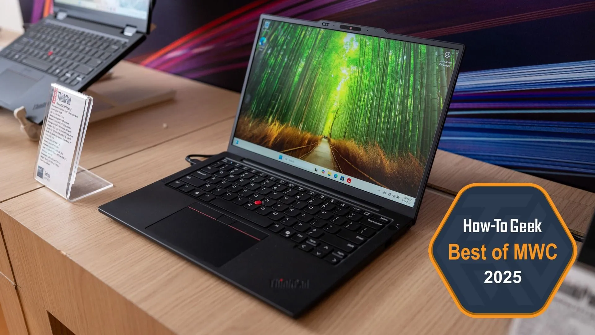 Laptop Lenovo ThinkPad X13 Gen 6 đặt trên bàn.