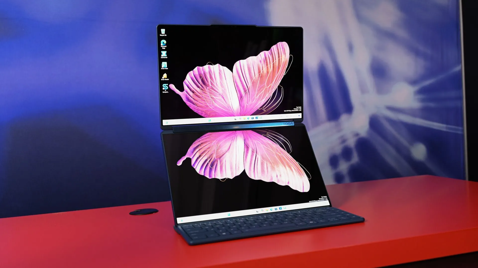 Laptop Lenovo Yoga Book 9i với hai màn hình cảm ứng 4K