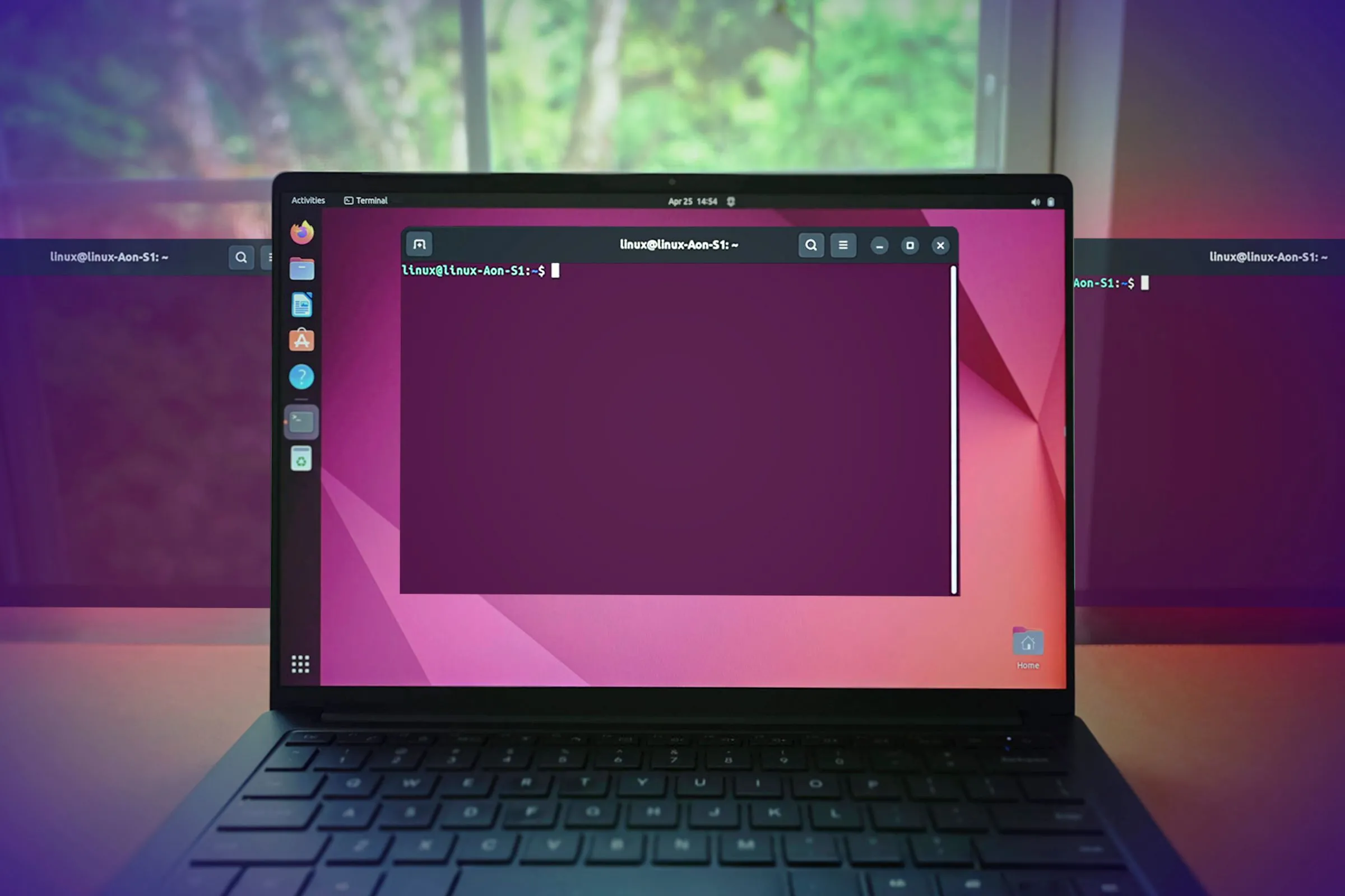Laptop với cửa sổ terminal Linux mở, thể hiện sự chuyên nghiệp và khả năng tương tác sâu với hệ điều hành. 