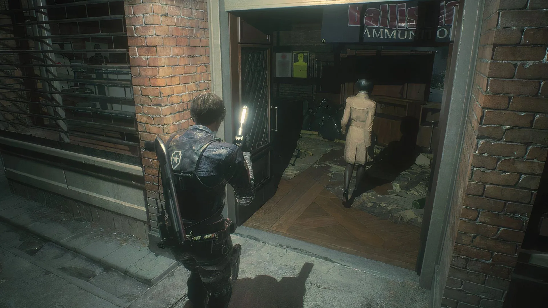 Leon và Ada đang bước vào Cửa hàng Súng trong Resident Evil 2 (2019), hình ảnh quen thuộc của dòng game kinh dị với những âm mưu và dịch bệnh phức tạp)
