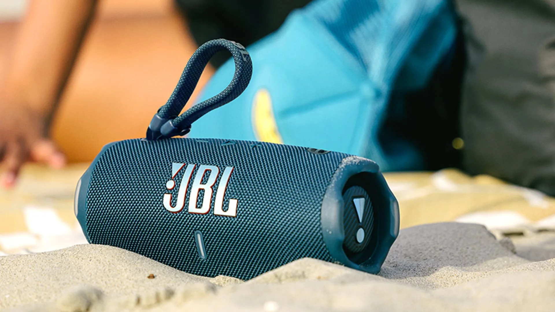 Loa di động JBL Charge 6 màu đen trên nền cát