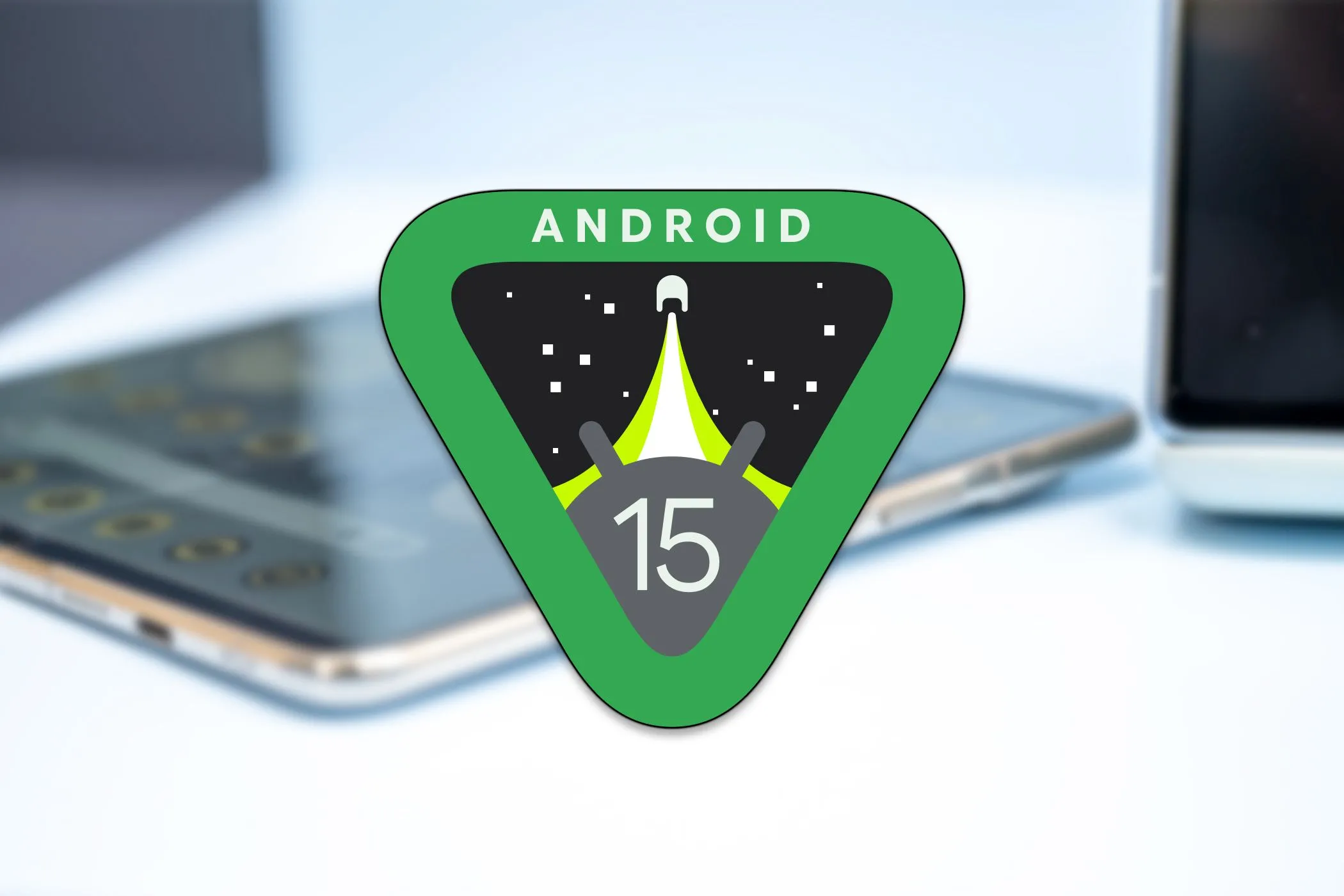 Logo Android 15 trên nền ảnh chụp Google Pixel Fold.