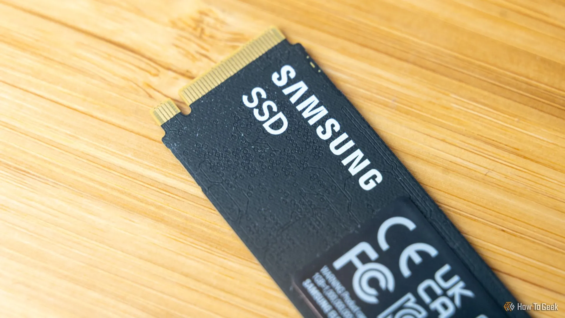 Logo Samsung trên mặt sau của ổ cứng 9100 PRO NVMe SSD