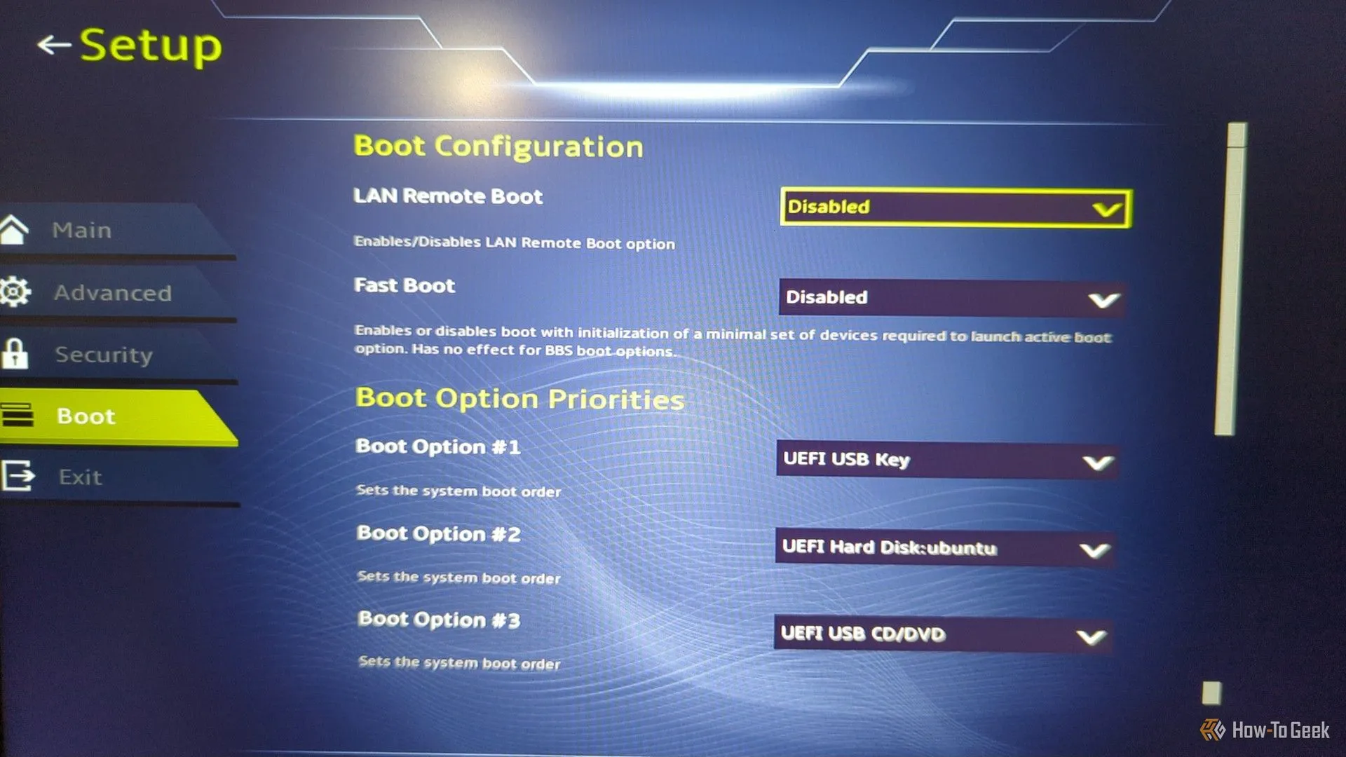 Màn hình BIOS/UEFI của một chiếc laptop hiển thị các tùy chọn khởi động, cho phép người dùng chọn boot từ USB để cài đặt hệ điều hành Linux Bazzite.