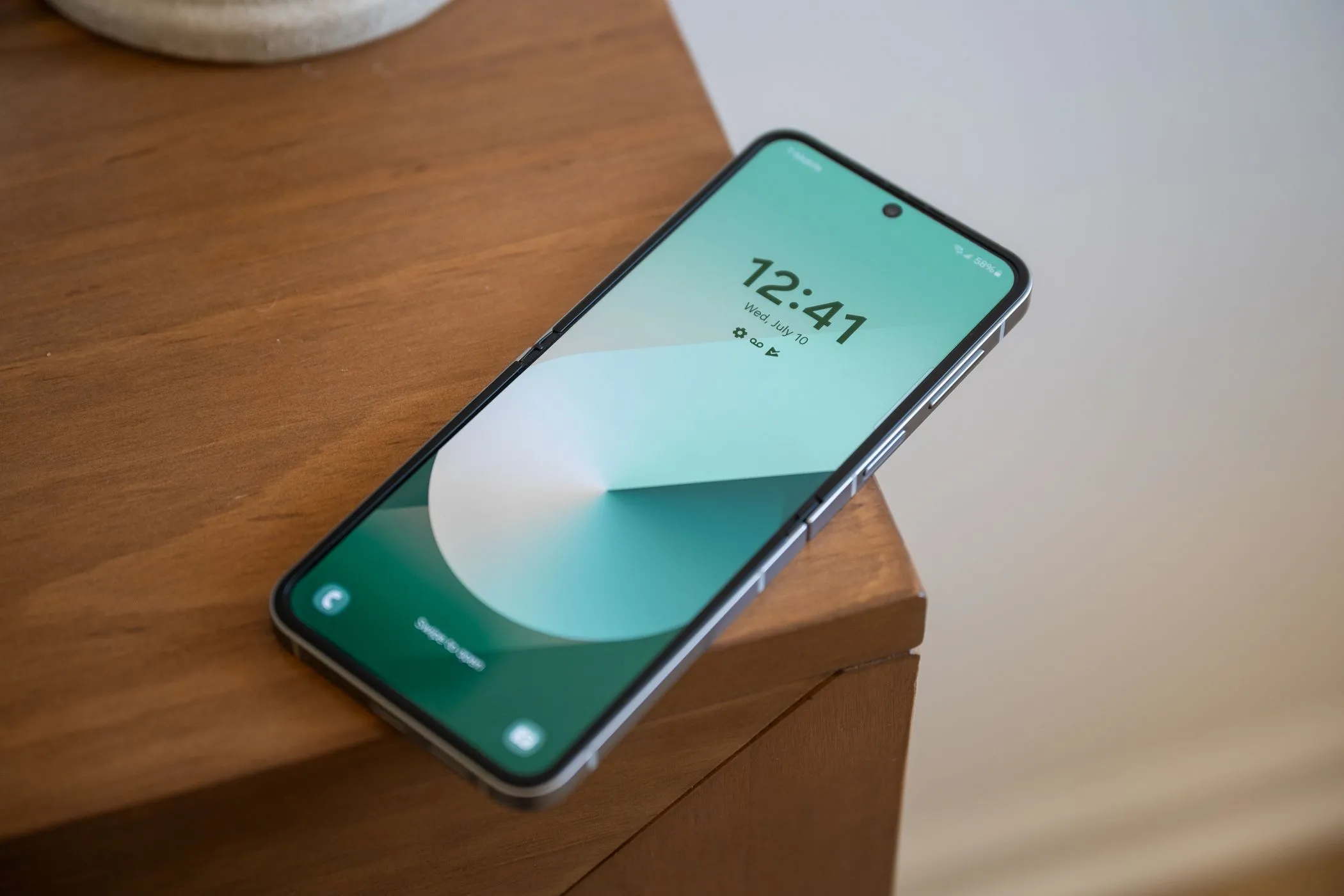 Màn hình chính của Galaxy Z Flip 6 hiển thị màn hình khóa.