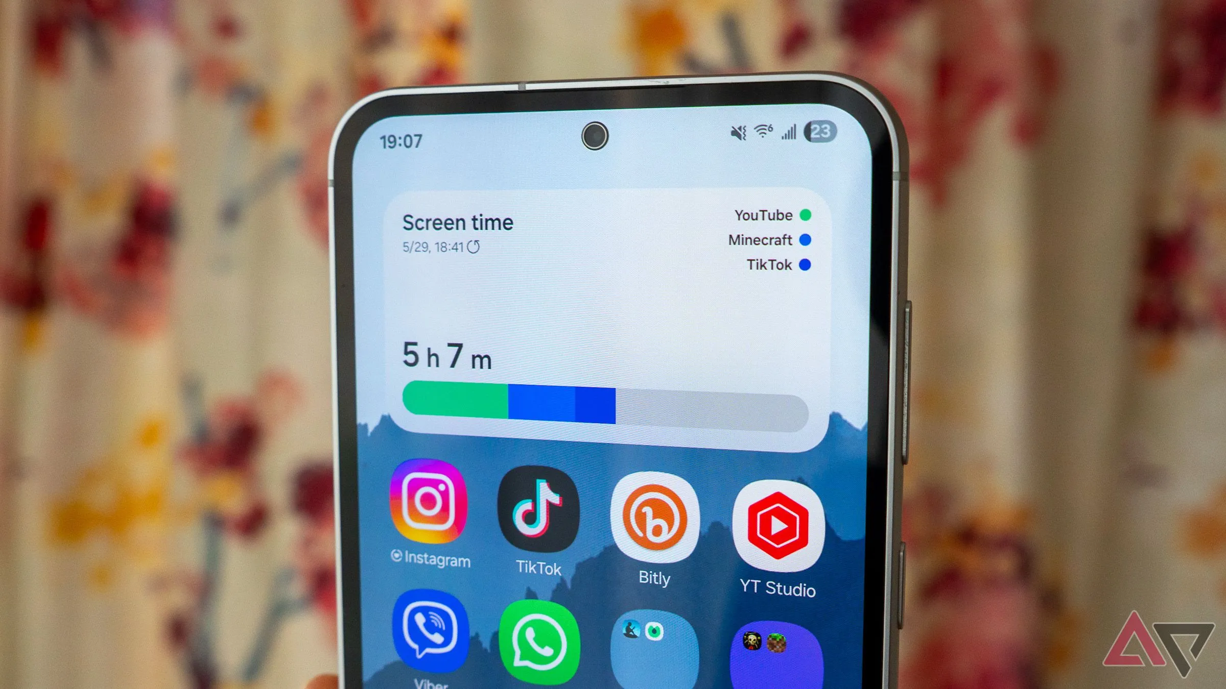 Màn hình chính điện thoại Samsung với tiện ích Digital Wellbeing hiển thị thời gian sử dụng màn hình, giúp người dùng theo dõi thói quen dùng smartphone.