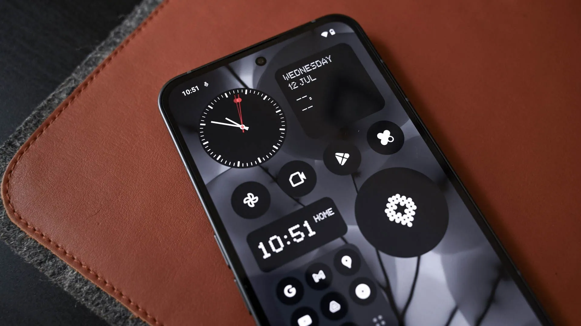 Màn hình chính độc đáo của Nothing Phone (2) với giao diện đen trắng tối giản