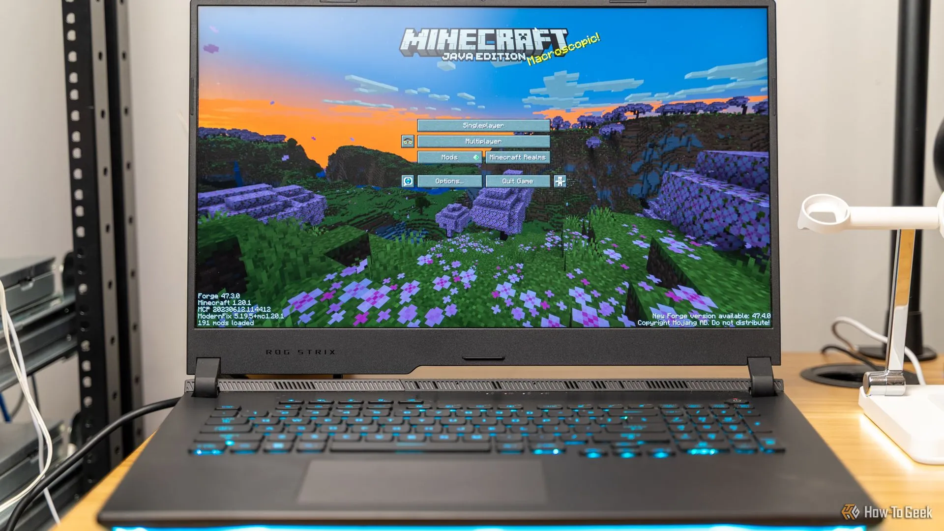 Màn hình chính game Minecraft hiển thị trên một chiếc laptop, minh họa sự tiện lợi khi chơi trên server cá nhân