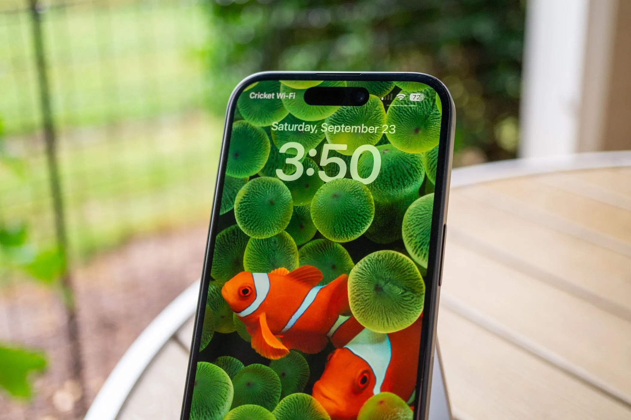 Màn hình khóa của iPhone 15 hiển thị thời gian, widget và thông báo.