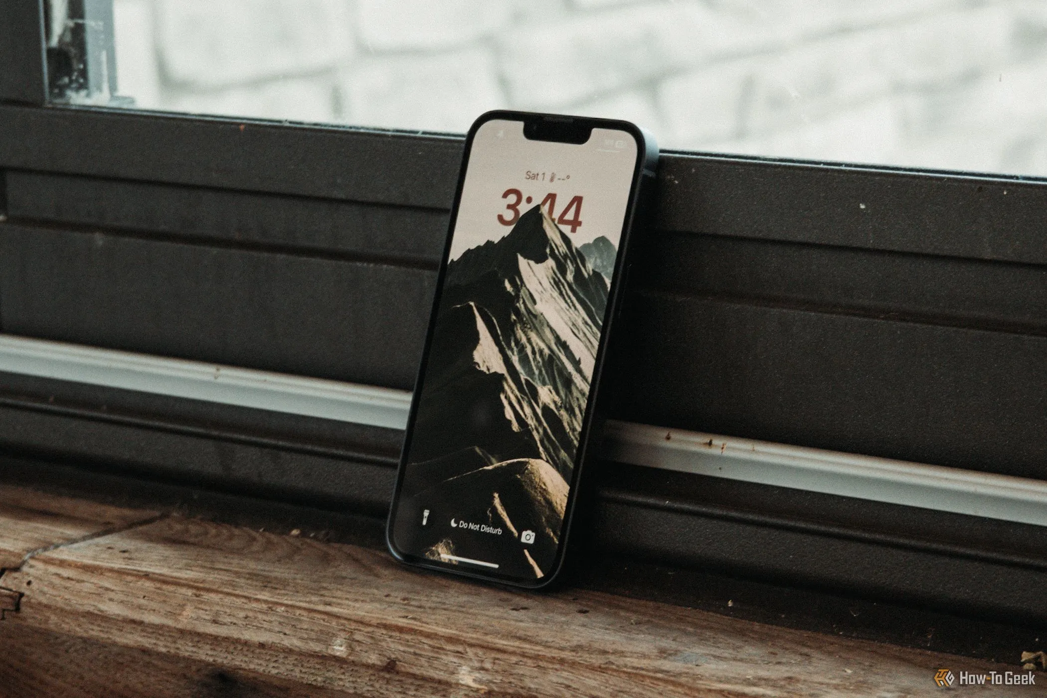 Màn hình khóa iPhone 16e hiển thị giao diện iOS, với thiết kế &quot;tai thỏ&quot; đặc trưng