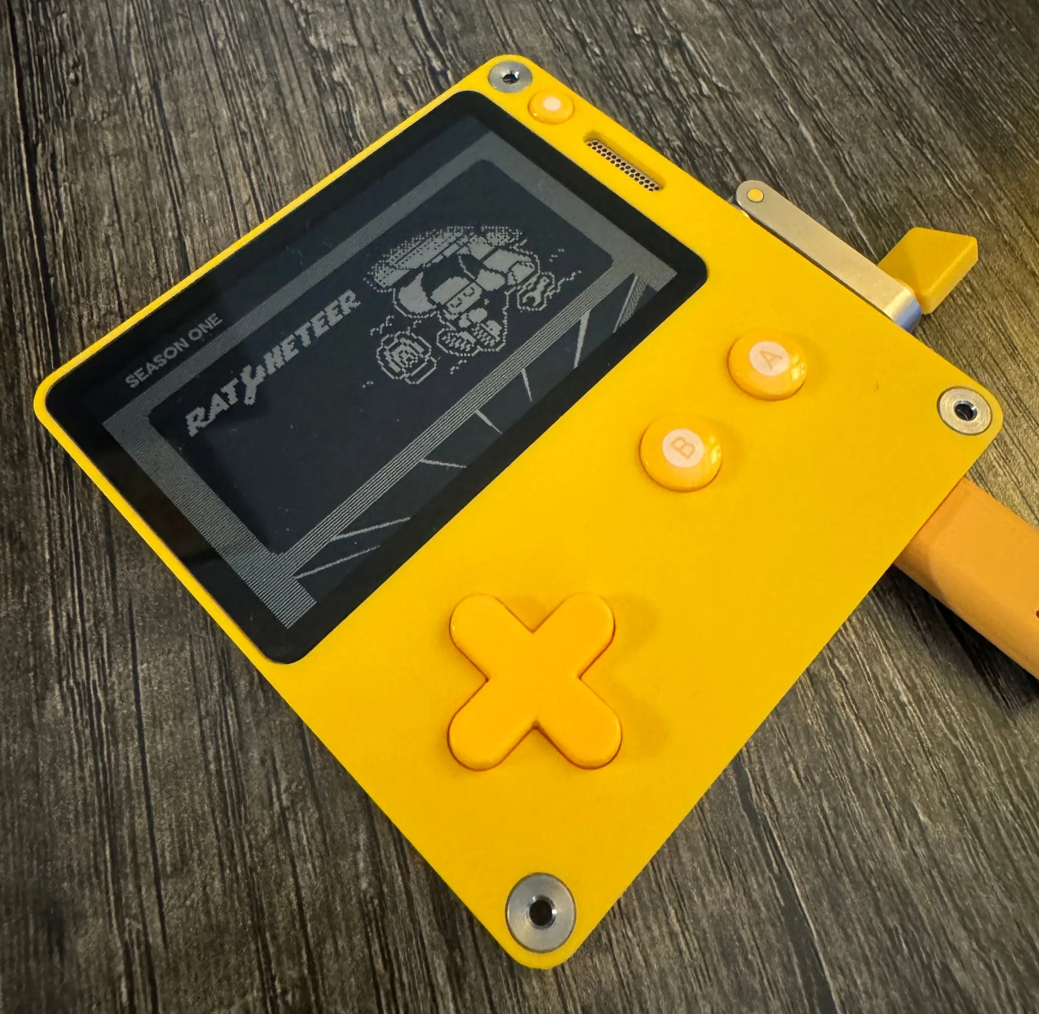 Màn hình menu chính của máy chơi game Panic Playdate hiển thị các biểu tượng trò chơi