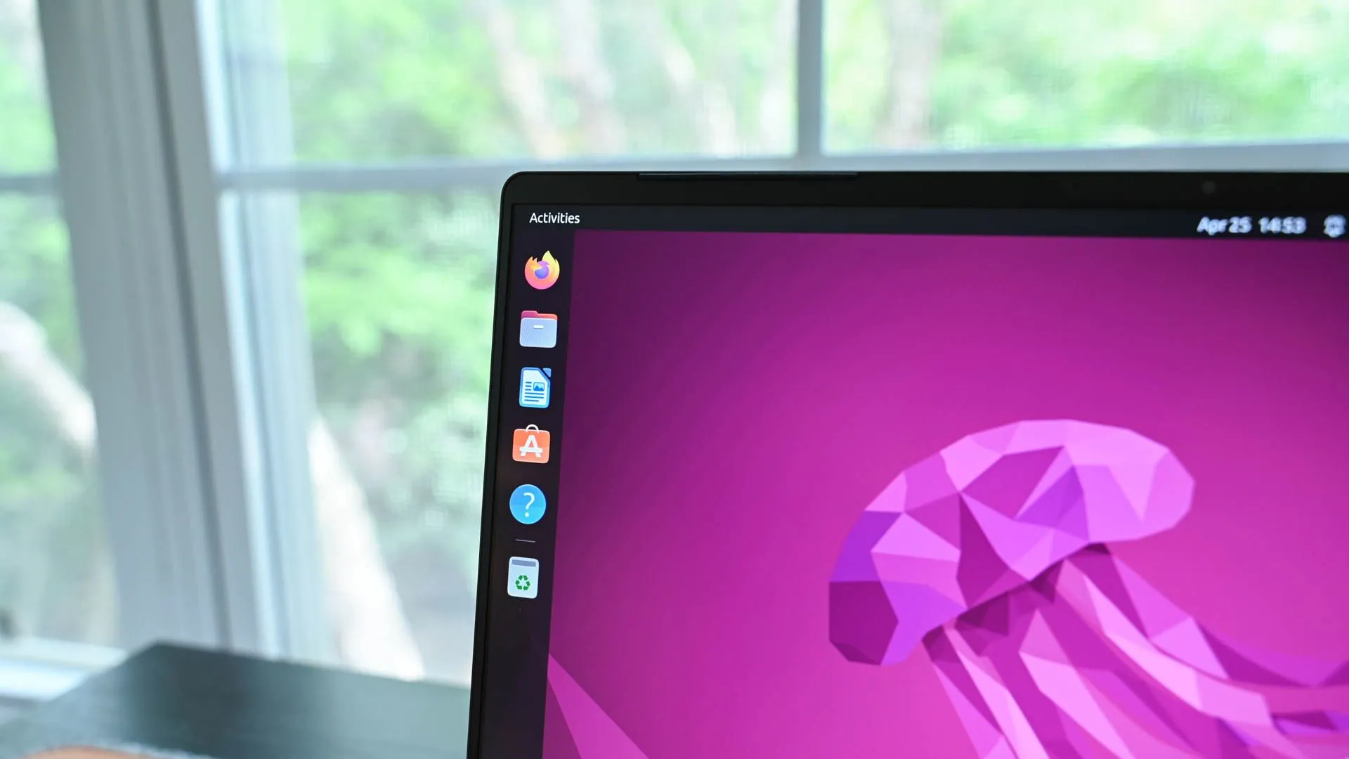 Màn hình nền Ubuntu với logo Ubuntu trên màn hình máy tính
