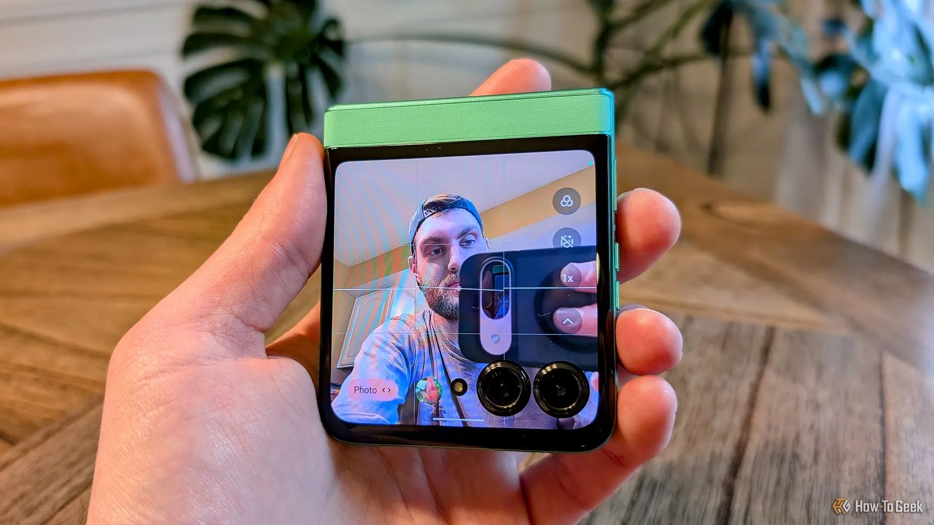 Màn hình ngoài của Moto Razr 2025 hiển thị khung ngắm camera, hỗ trợ chụp ảnh selfie chất lượng cao