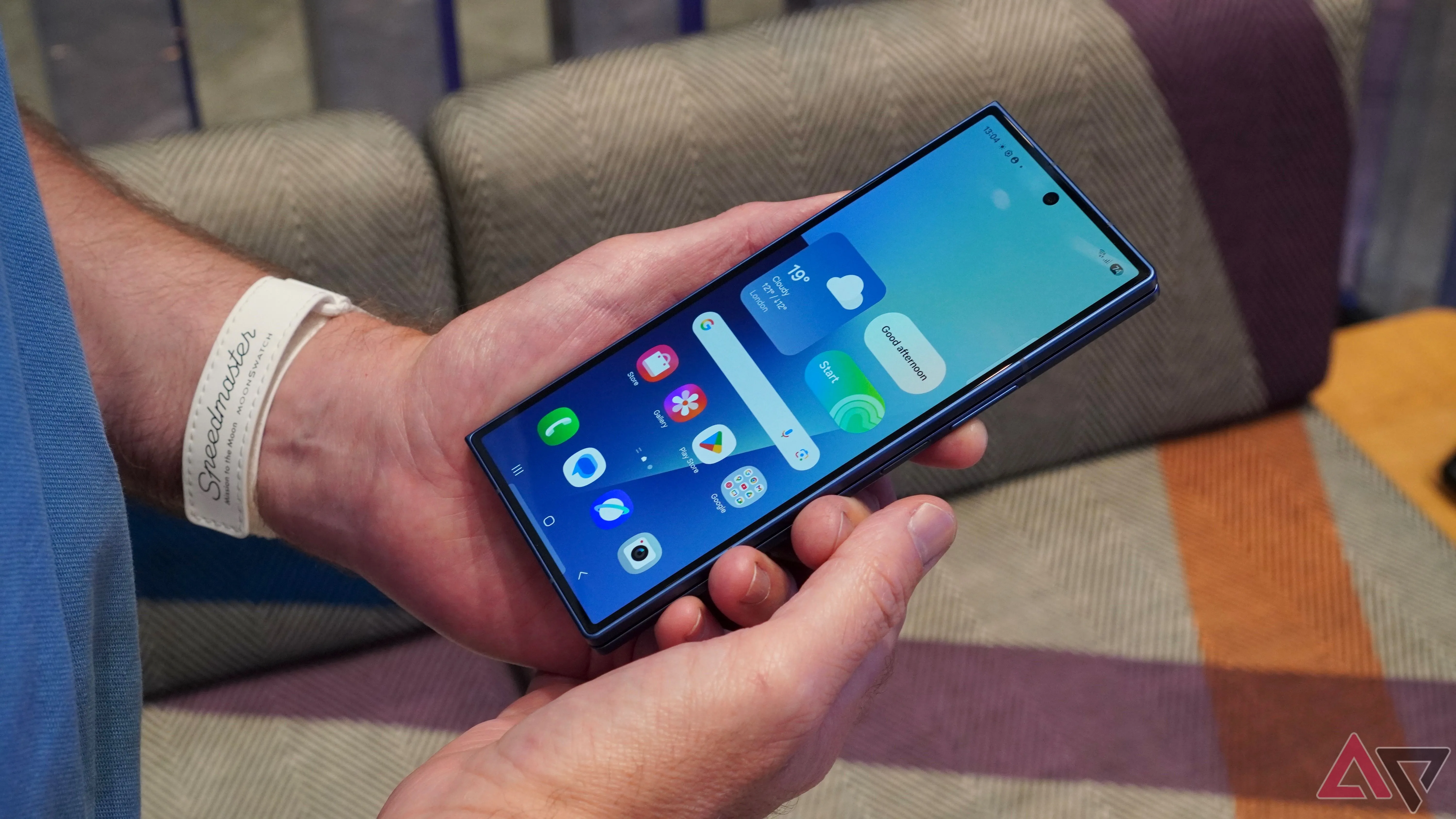 Màn hình phụ rộng rãi của Samsung Galaxy Z Fold 7 khi người dùng thao tác một tay