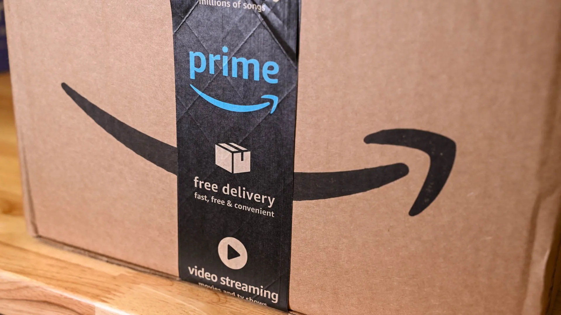 Mặt bên của một hộp giao hàng Amazon Prime