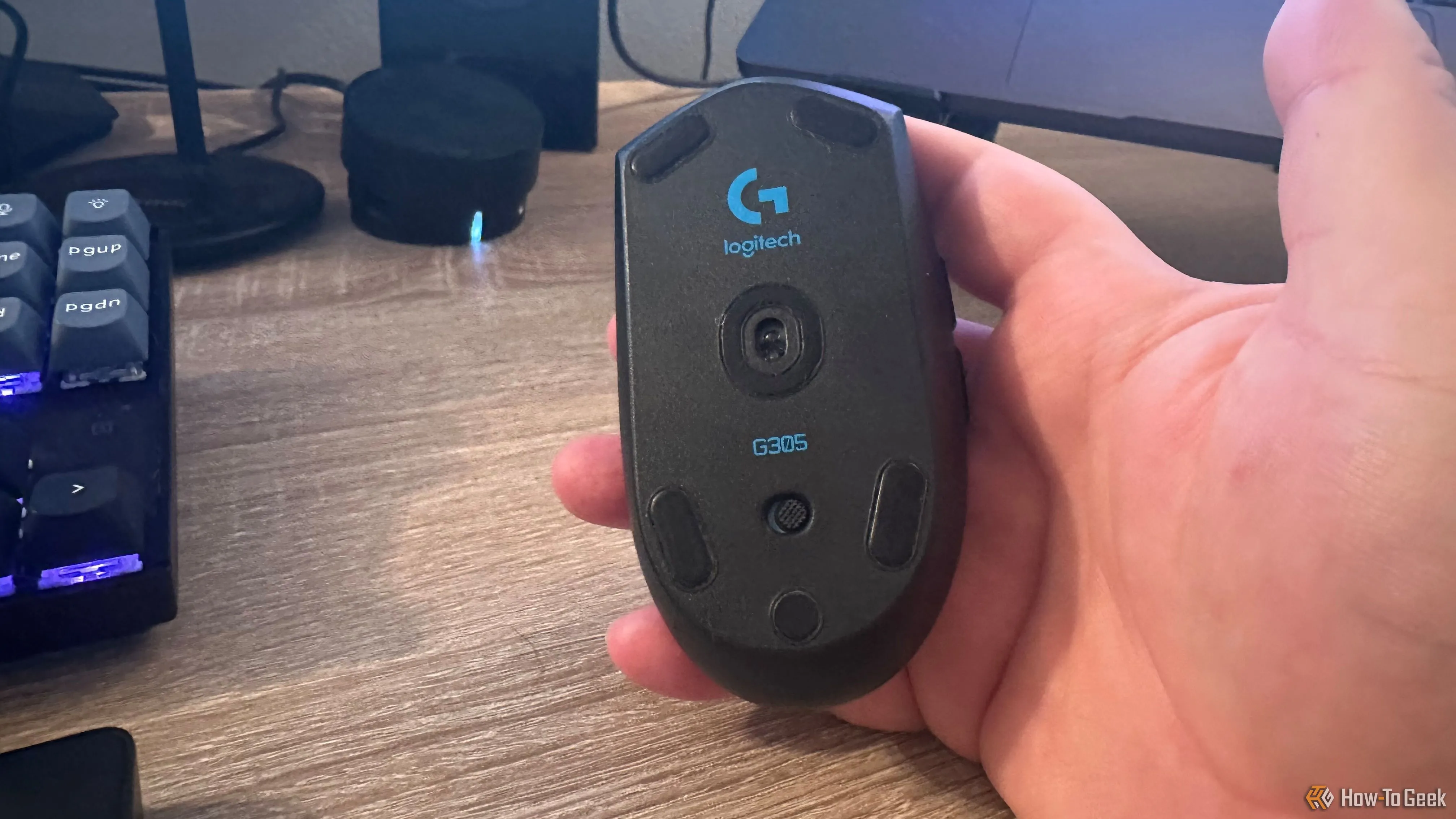 Mặt dưới chuột gaming Logitech G305 Lightspeed và mắt cảm biến HERO