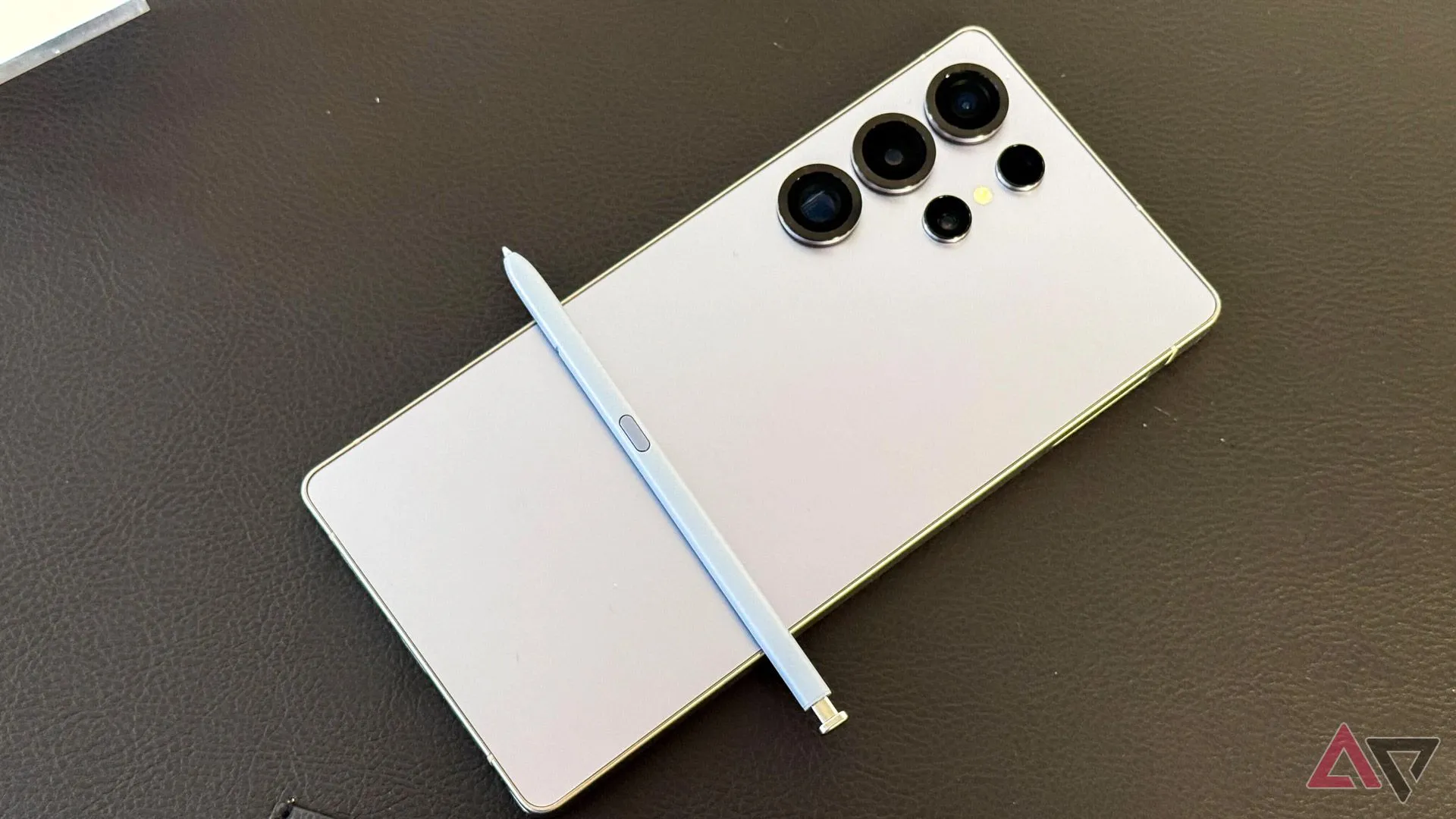 Mặt lưng điện thoại Samsung Galaxy S25 Ultra trên bàn, đại diện cho dòng S Series tích hợp S Pen
