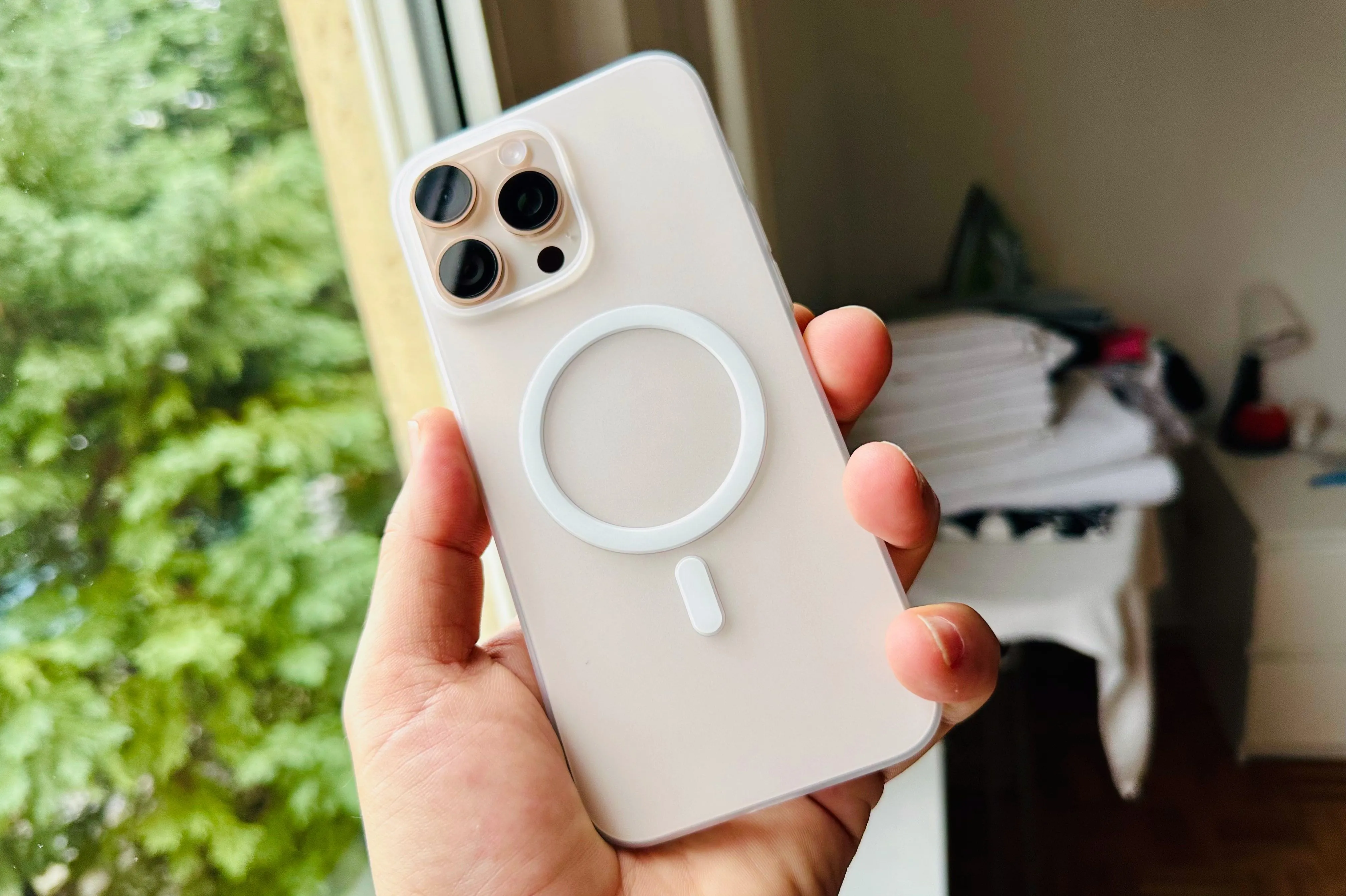 Mặt lưng và cụm camera iPhone 16 Pro Max màu Titan sa mạc trong ốp lưng trong suốt
