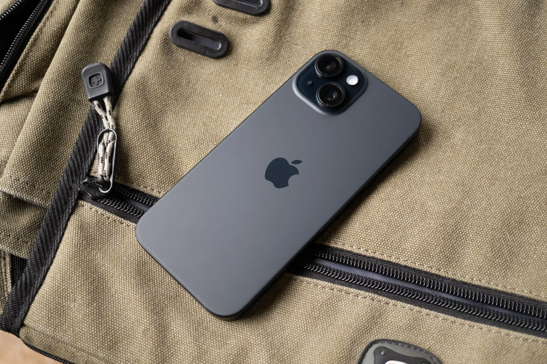 Mặt sau của Apple iPhone 15 màu xanh lá