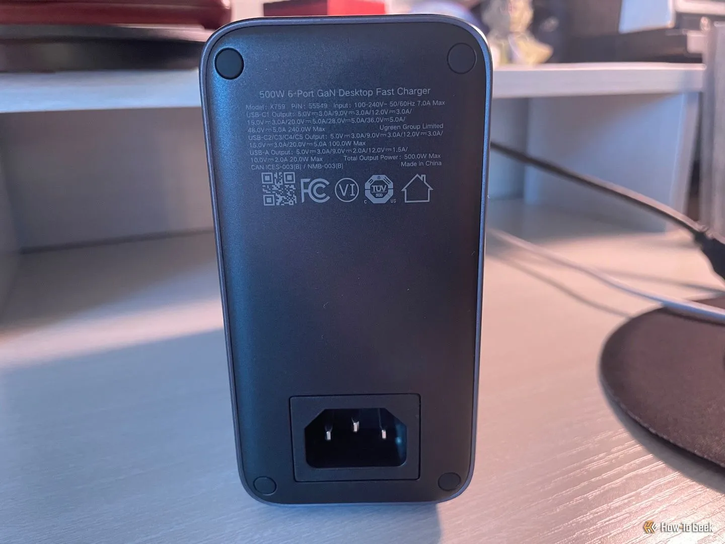 Mặt sau của củ sạc Ugreen Nexode 500W Desktop Charger, minh họa sự nhỏ gọn của công nghệ GaN
