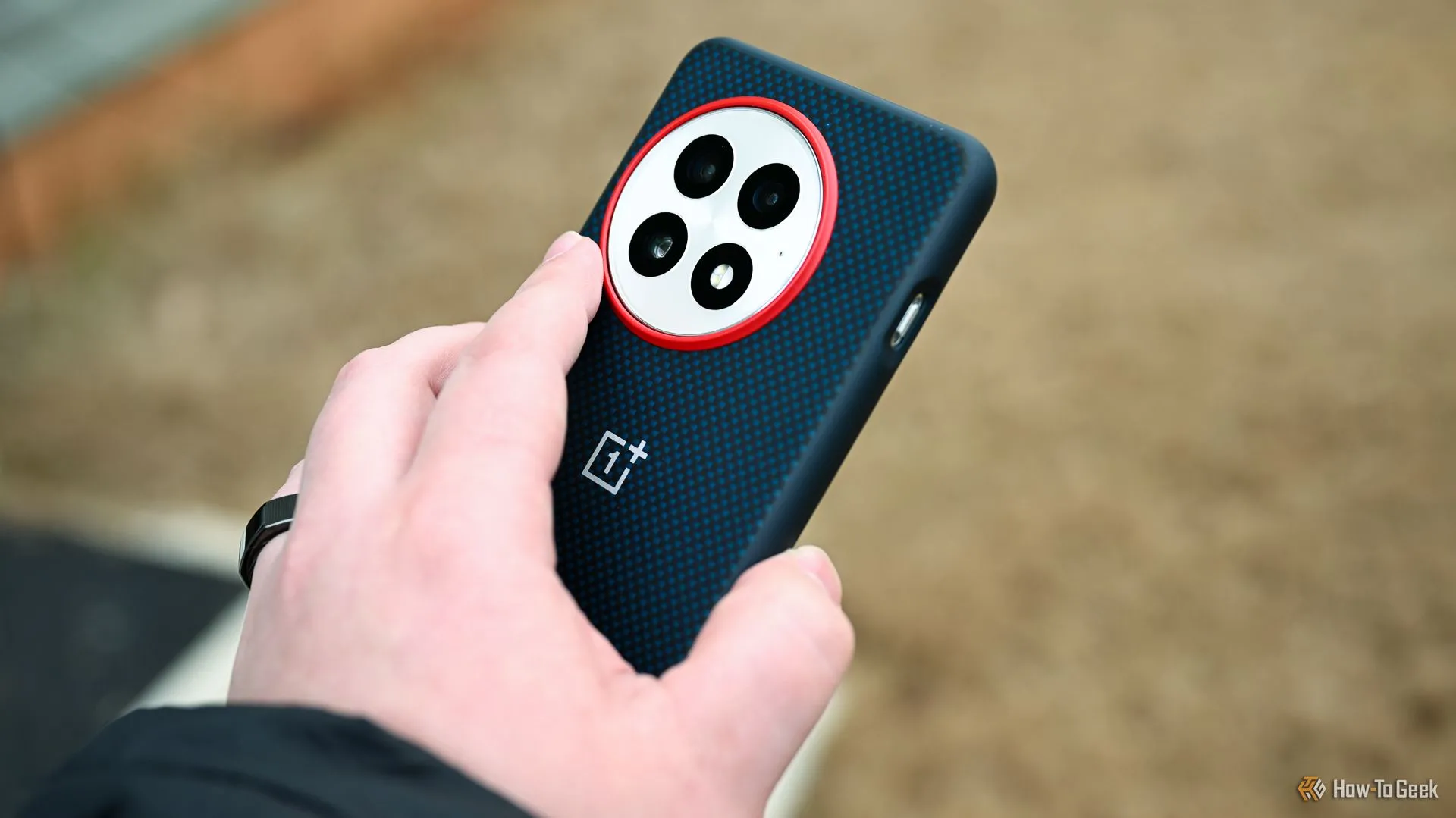 Mặt sau của OnePlus 13 trong ốp lưng điện thoại.