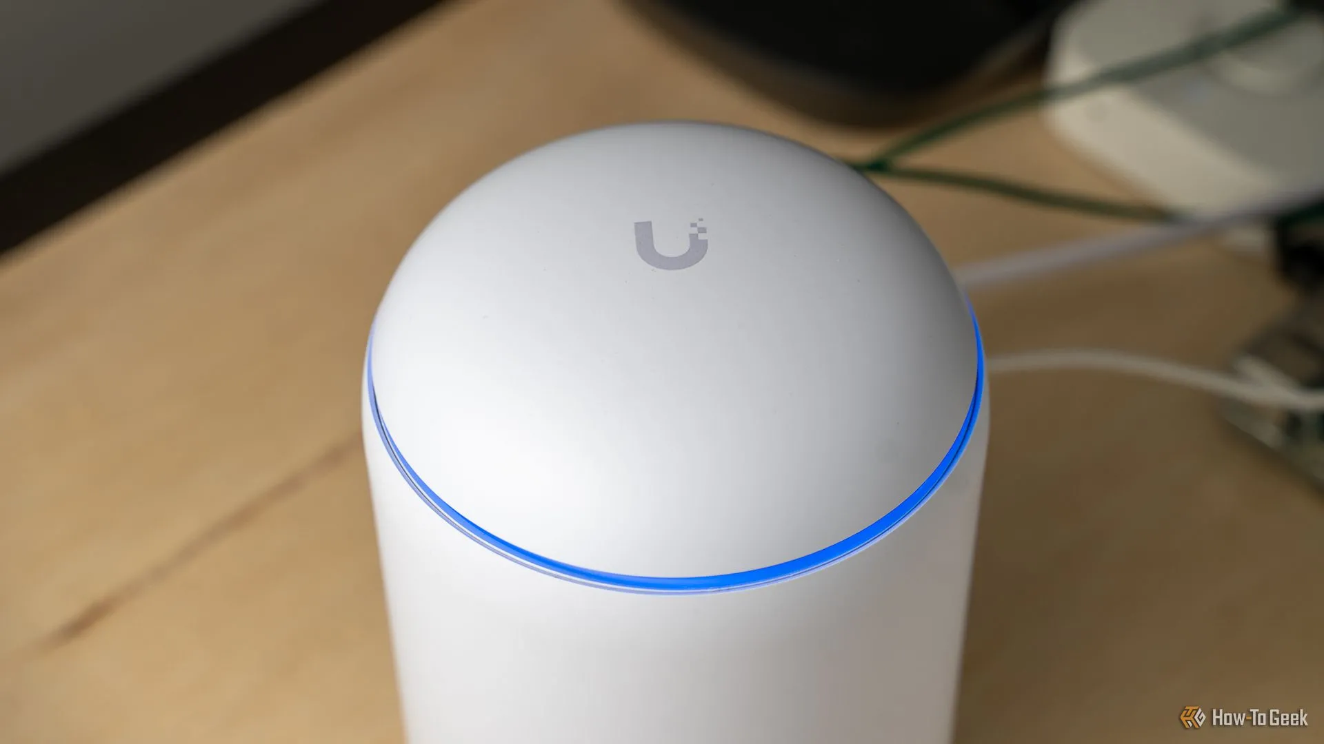 Mặt trên của Unifi Dream Router 7, nổi bật logo Unifi.