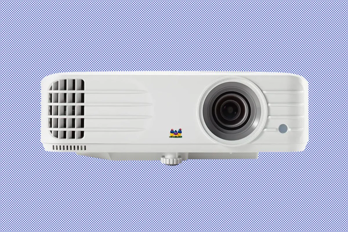 Máy chiếu ViewSonic PX701HDH 1080p màu trắng với cổng kết nối phía sau, phù hợp cho gaming giá rẻ