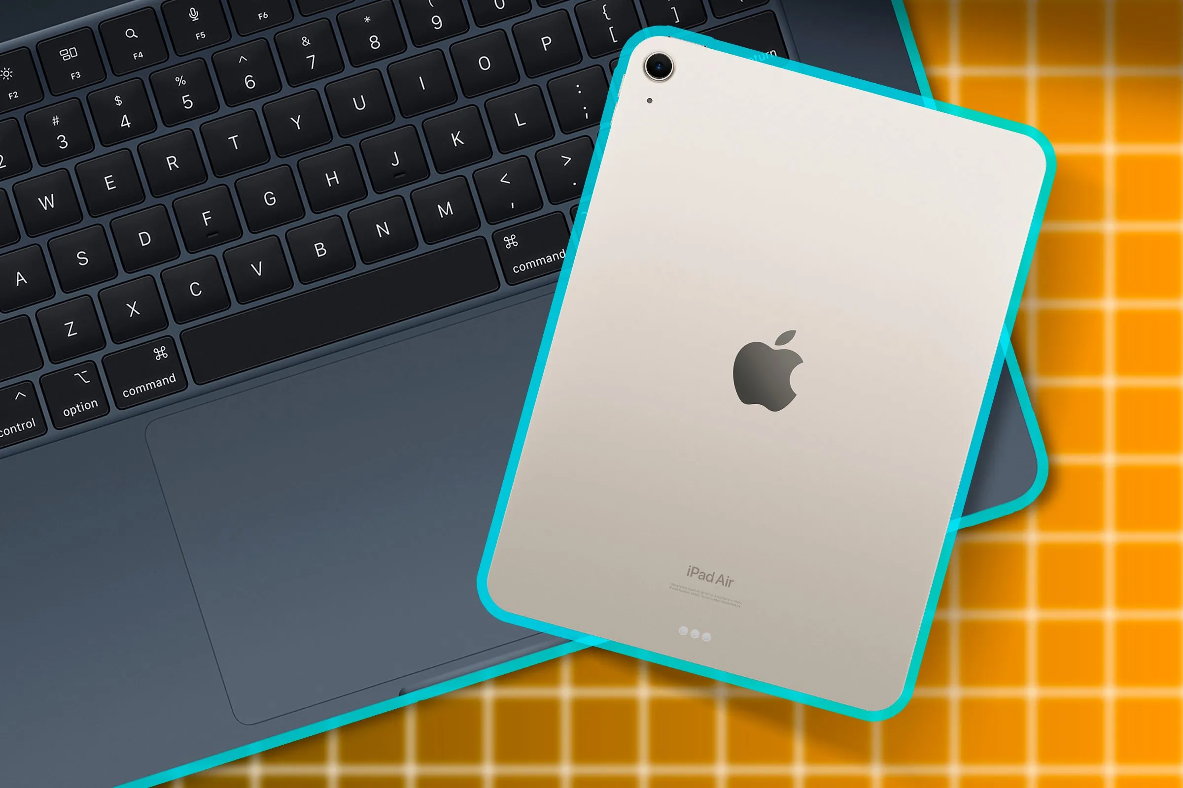 Máy tính bảng iPad đặt phía trên bàn phím MacBook, thể hiện khả năng sử dụng tablet như một công cụ làm việc linh hoạt.