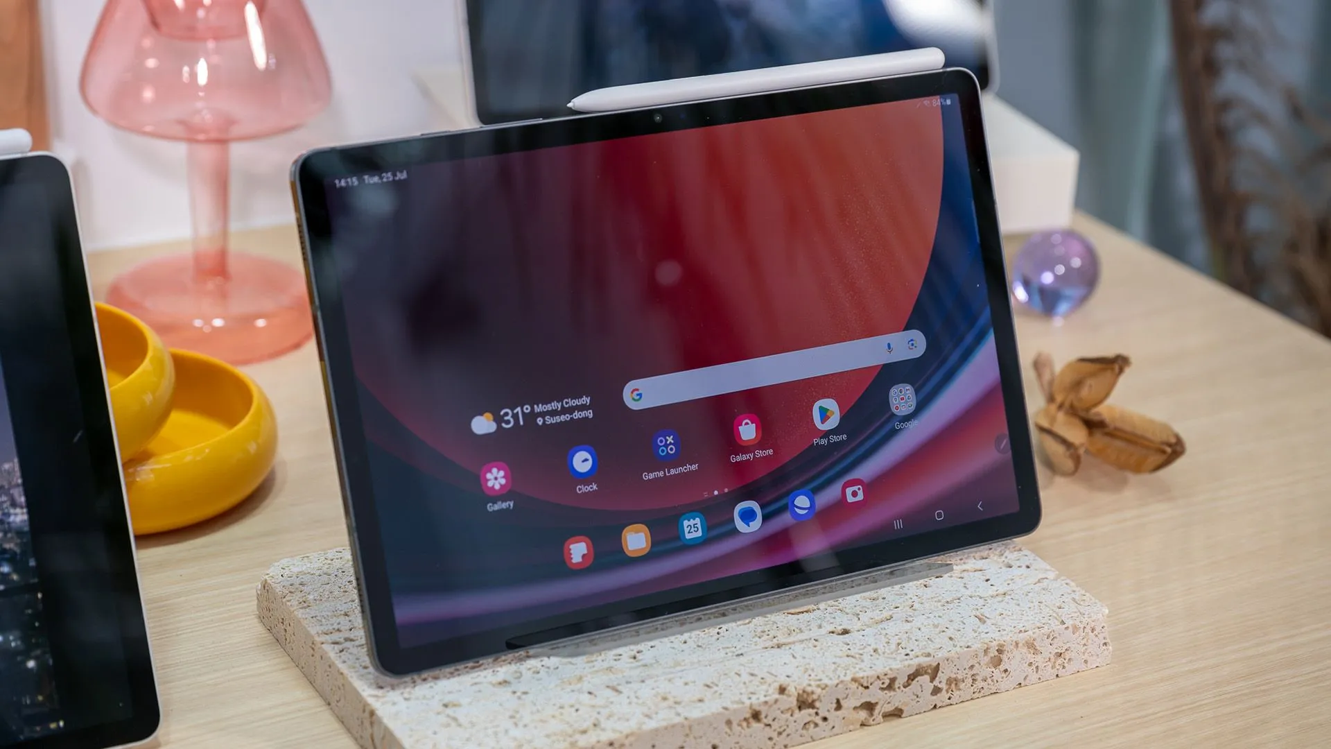 Máy tính bảng Samsung Galaxy Tab S9 hiển thị màn hình chính.