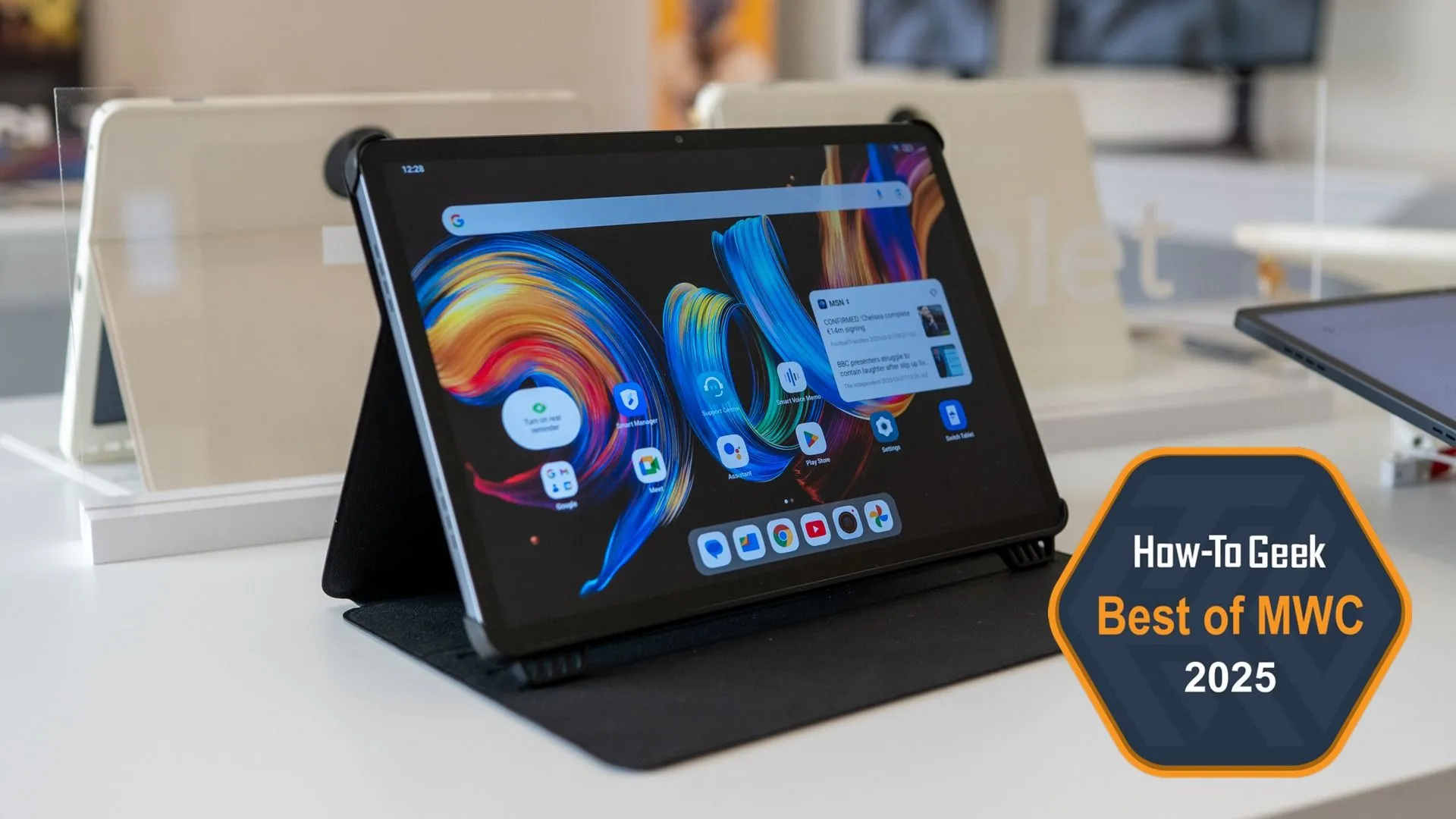 Máy tính bảng TCL NXTPAPER 11 Plus đặt trên bàn bên trong bao da.